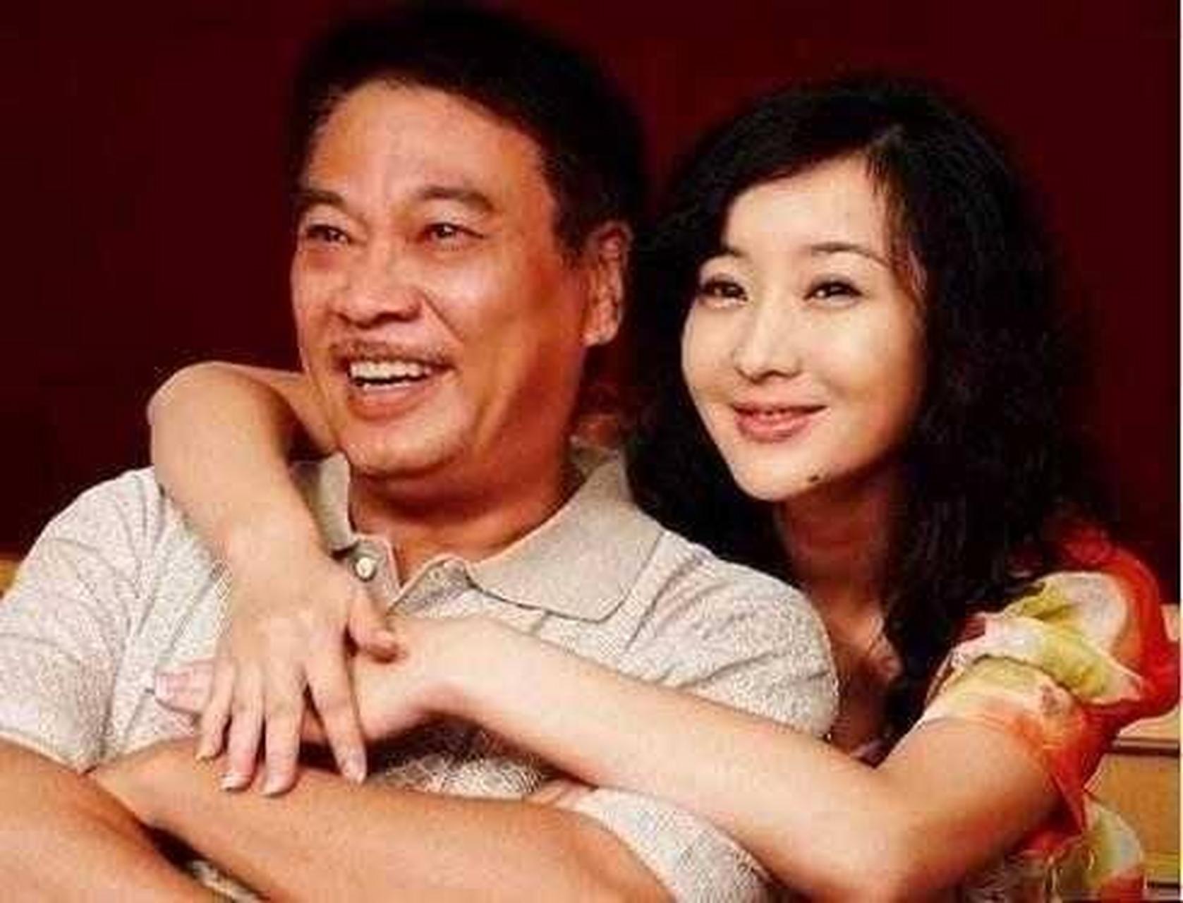 吴孟达有过三次婚姻,第一任妻子是麦莉莉,两人于1976年结婚,婚后麦