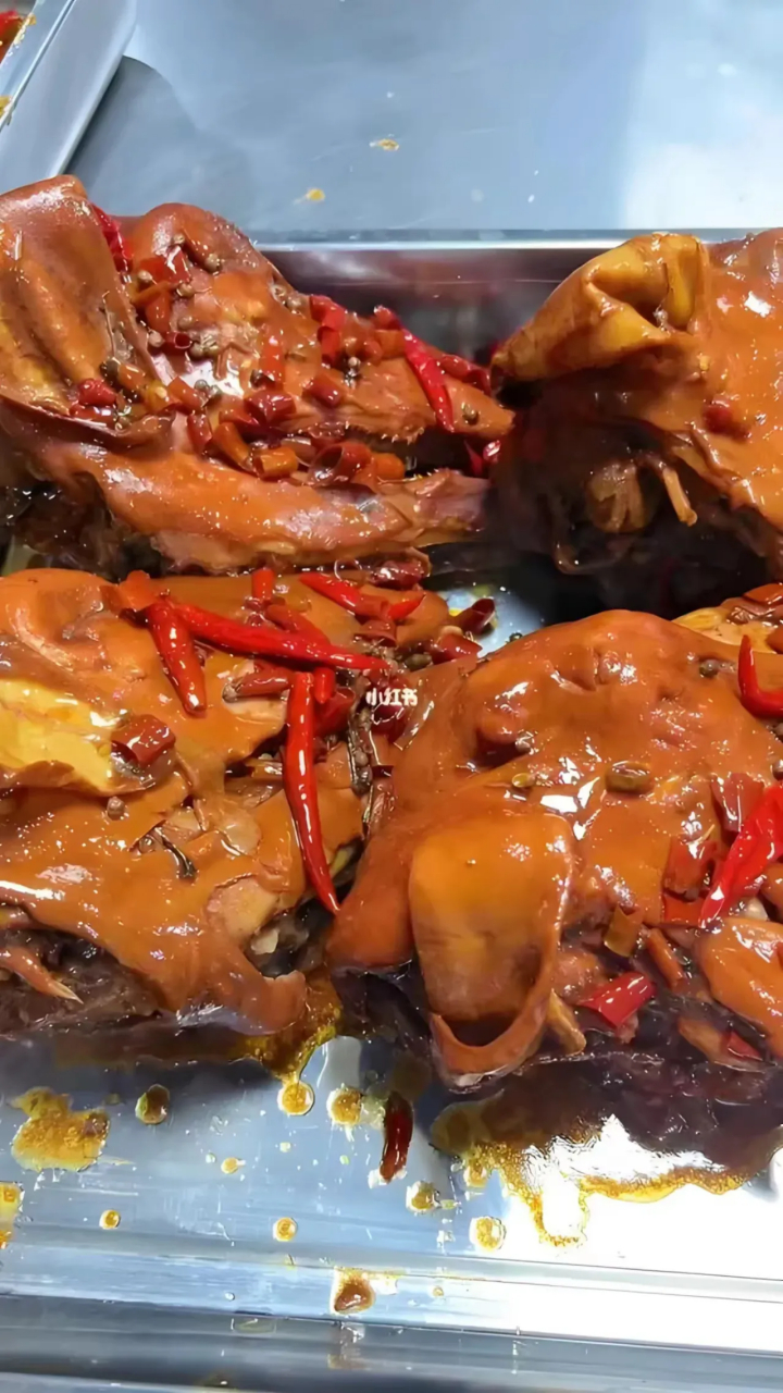 "江西抚州,男子是美食博主,有天在烧烤店买了3个卤羊头,准备回家拍吃