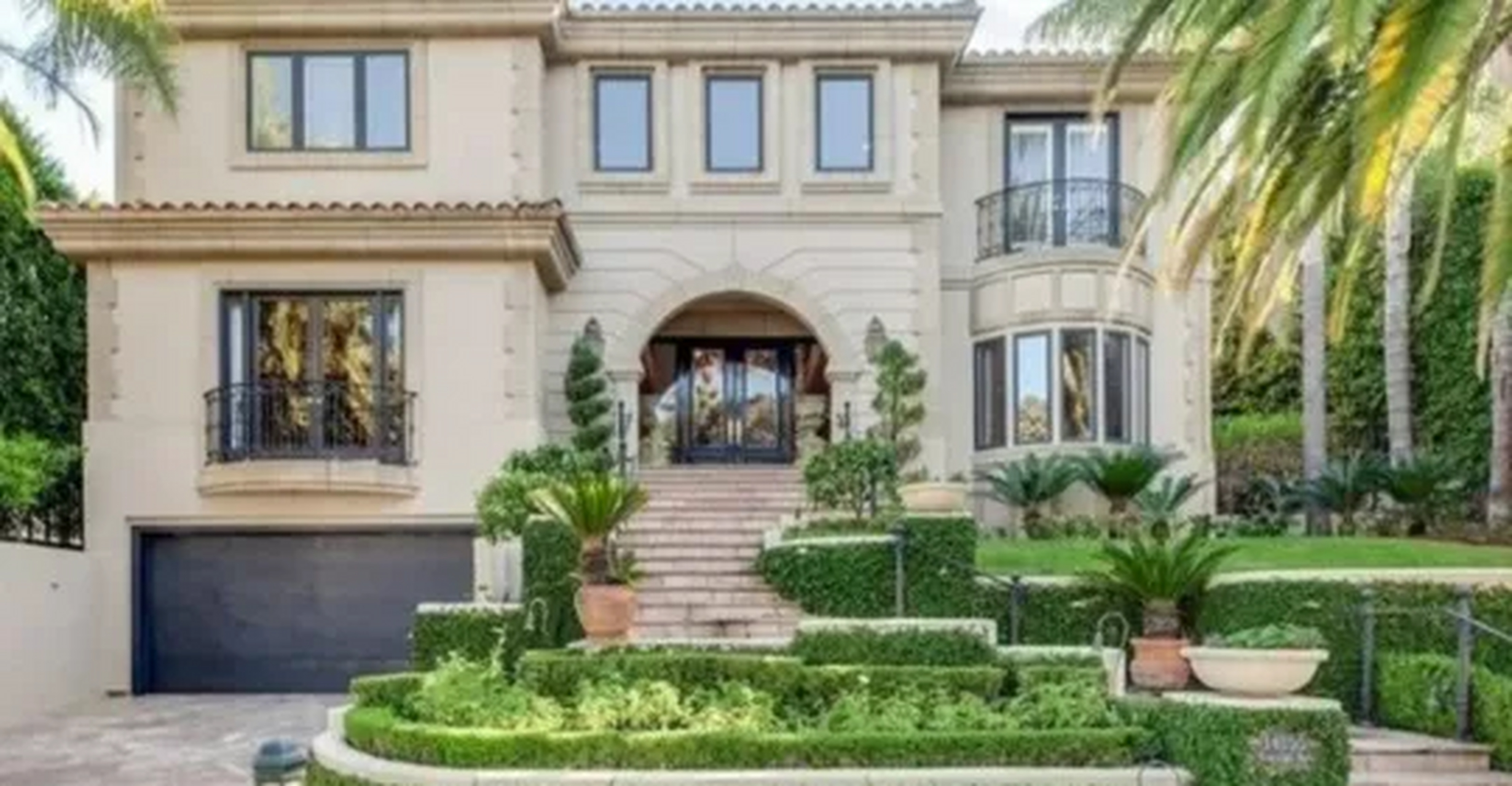 密春雷花费6000万,给董卿在美国购买了一栋豪宅,就在密春雷将豪宅交给