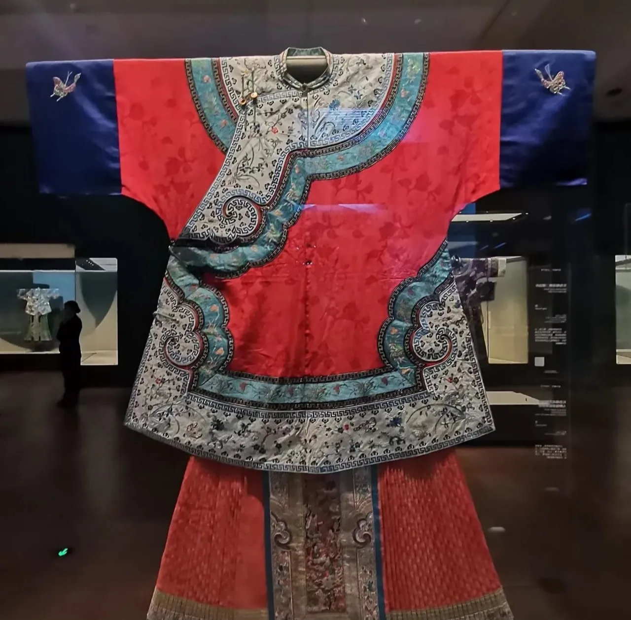 这些东西不能吃不能用,只能远观,门票还是网上买,连厦鞔 月华裙故宫