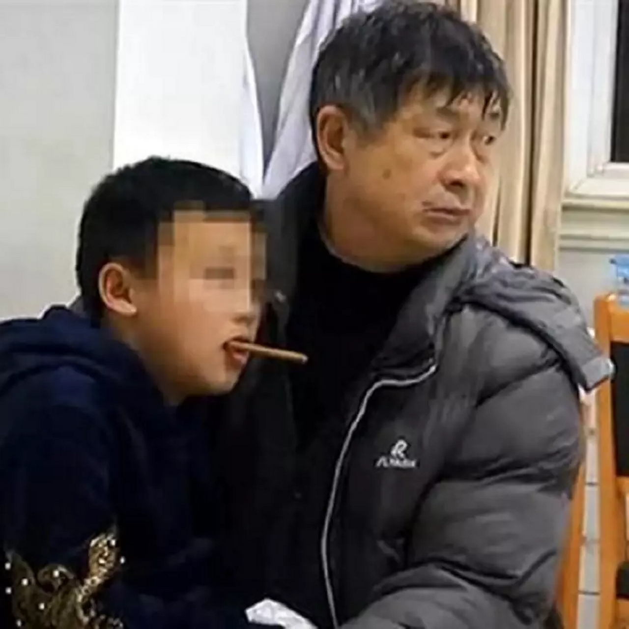 "五岁的孩子把筷子插进了嗓子眼儿,全身是血!