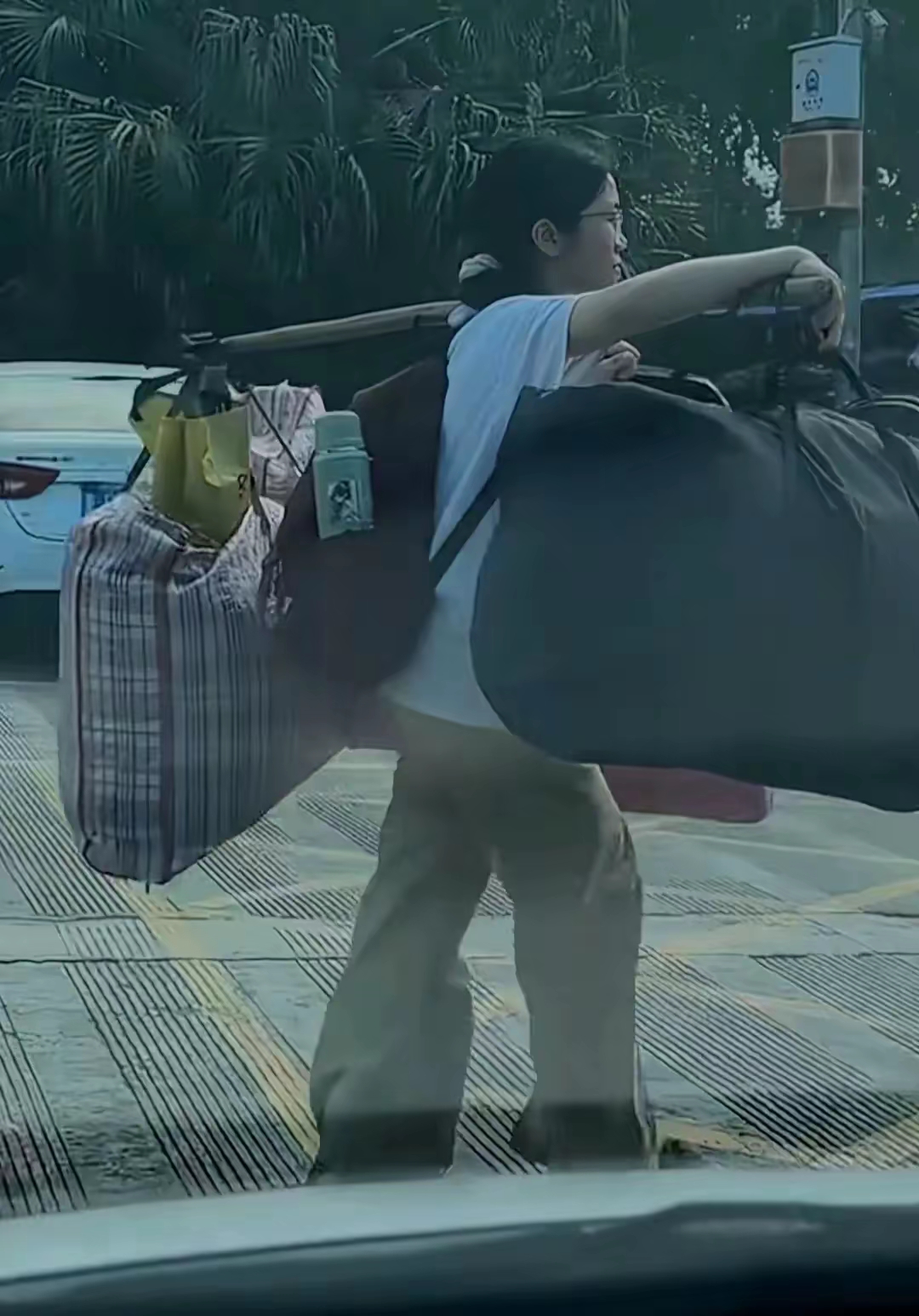 在鲜花,旗袍,向日葵的迎接队伍中,她独自一人,挑着行囊,背着书包