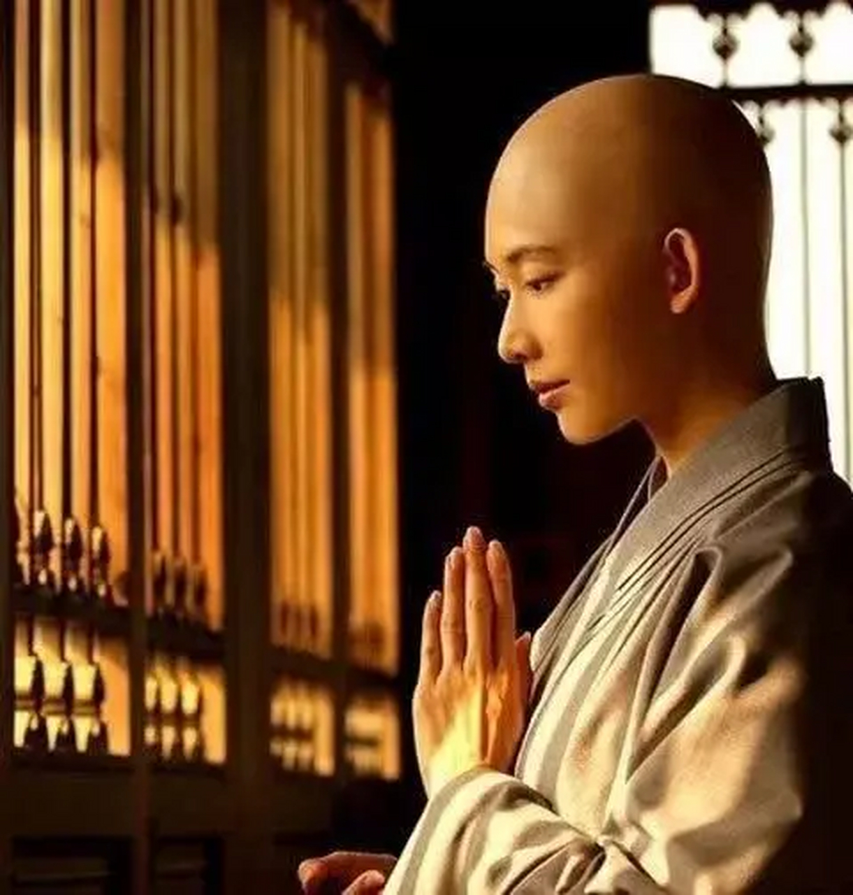 "4月6日,广东一尼姑上门化缘,向店主要香油钱,店主却要尼姑背经,店