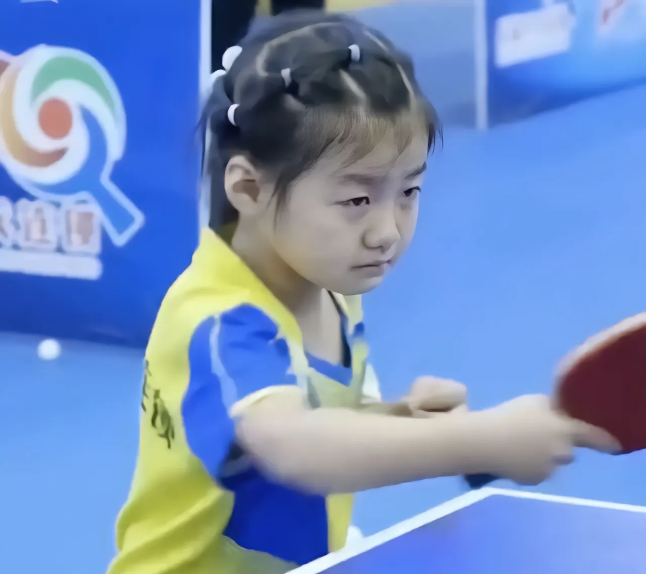 大家还记得李依依吗,那个乒乓球小神童,四岁练球,五岁拿到全国少儿