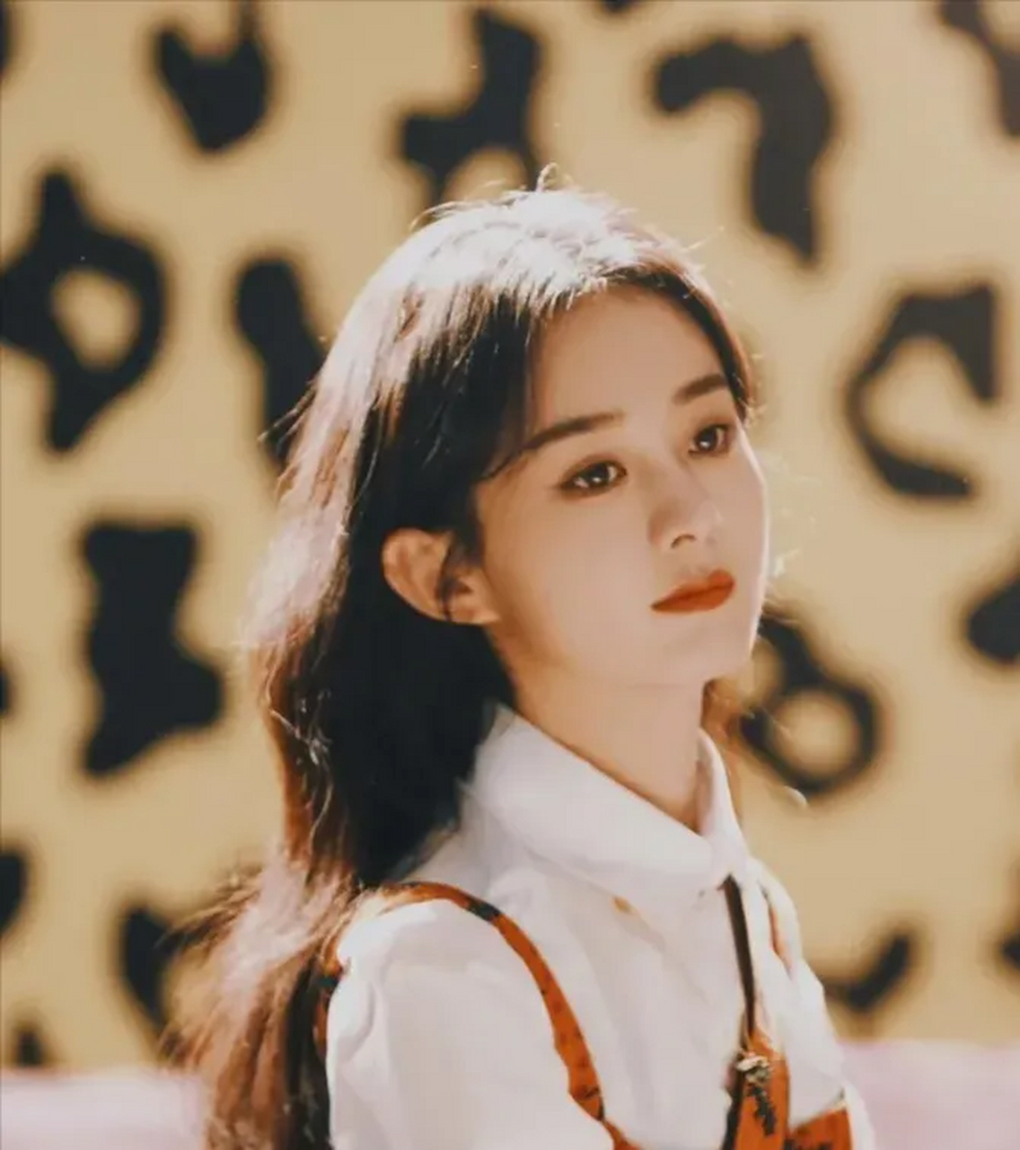 一次晚会,冯小刚身旁坐着赵丽颖,美丽逼人,冯导问王中磊:"这人是谁啊"