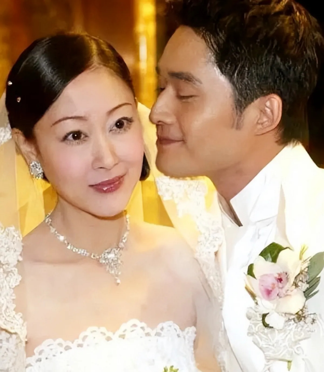 好闺蜜蒋勤勤被推上了风口浪尖,因为于佳卉曾经当众质问过蒋勤勤:"你