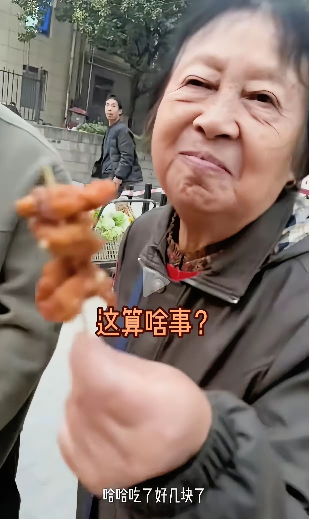 大妈听说摊上能免费试吃,大开吃戒,嘴里嚼着,手里还停地用牙签挑选最