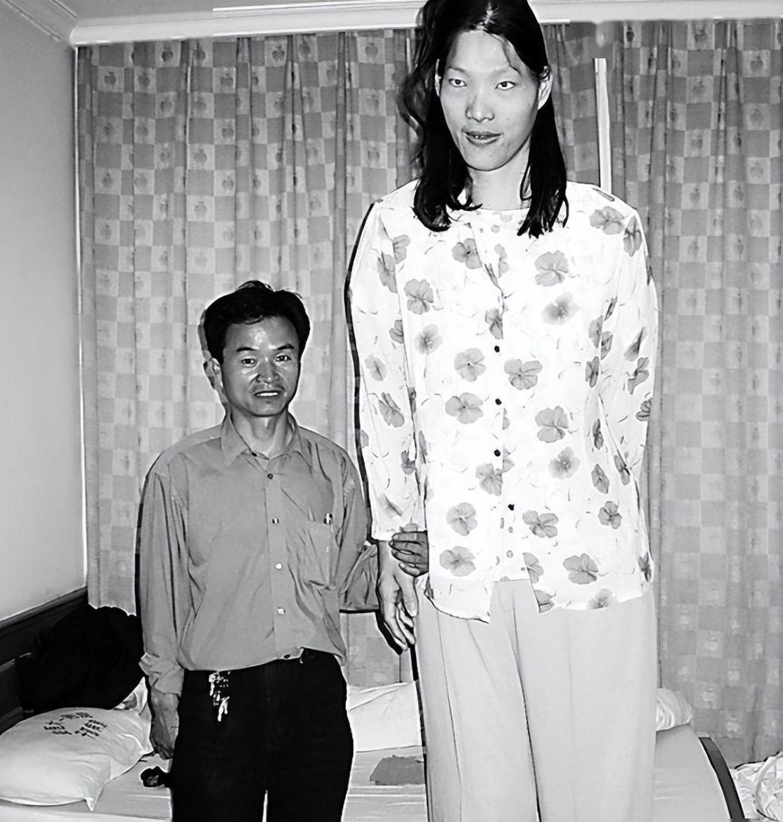 2005年,湖南湘雅医学院,中国"第一女巨人"曾金莲的遗体被安放在标本室