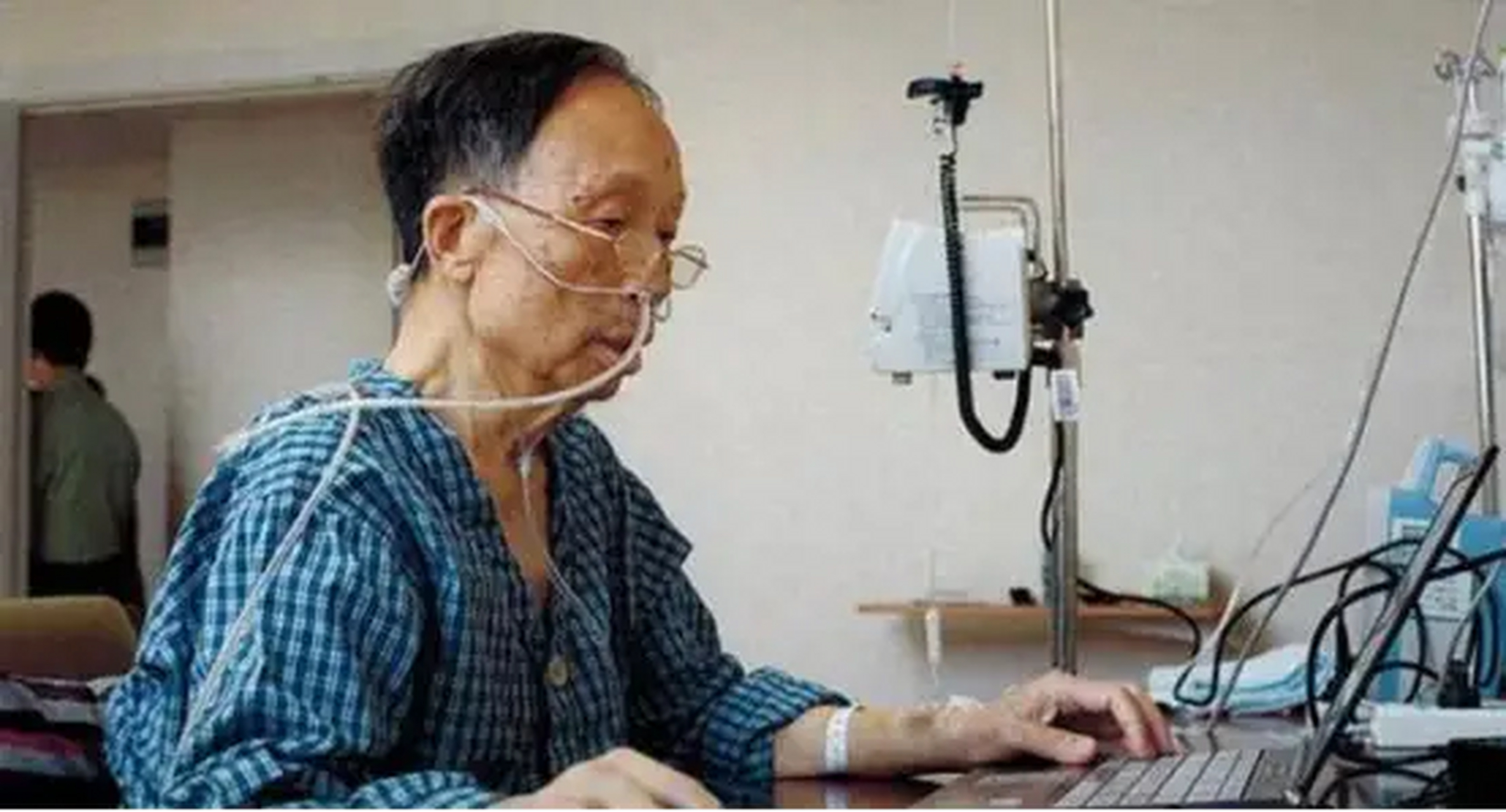 02 林俊德出生在一个贫苦家庭,家里人凑钱供他