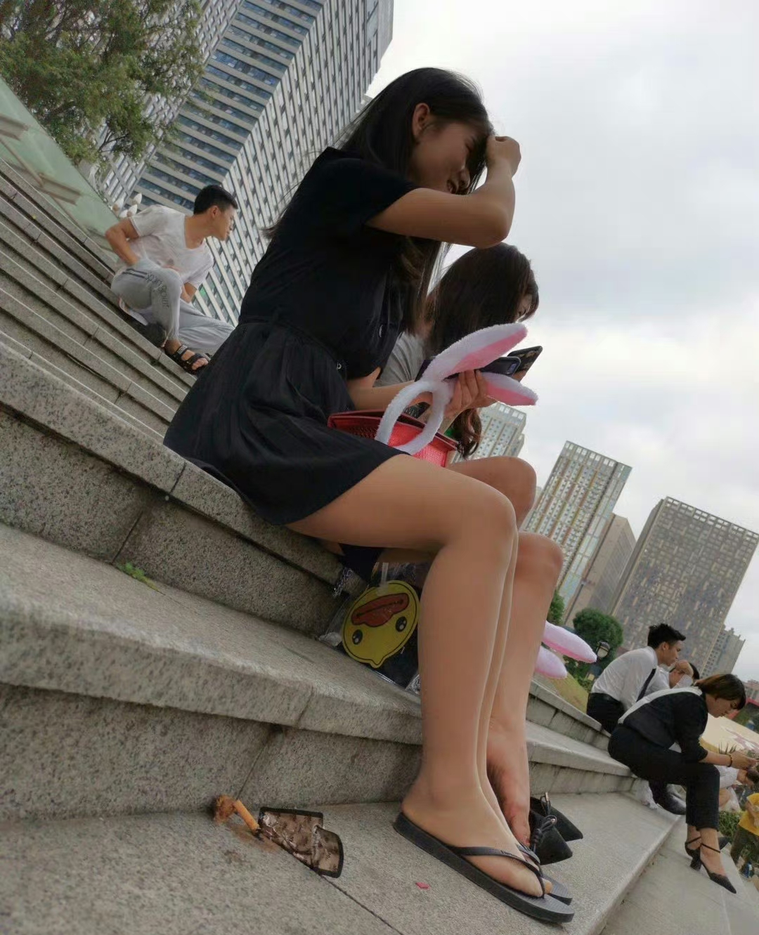 昨天年薪60万的小姑子来家里看我两个孩子,以为会给