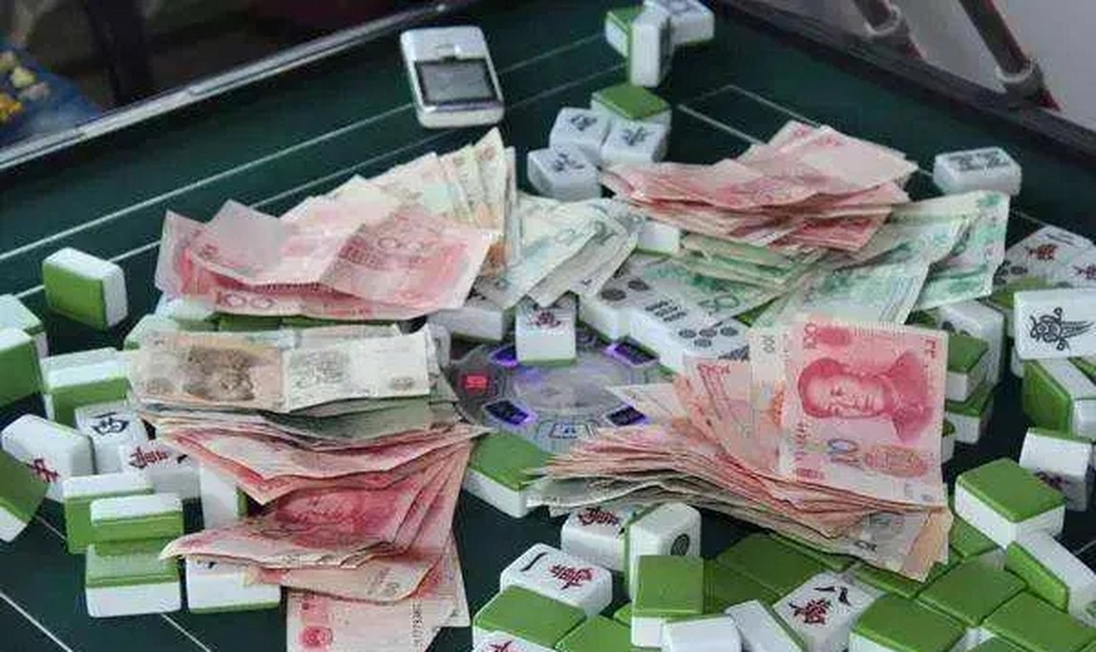 亲戚朋友之间打麻将小赌也算赌博!