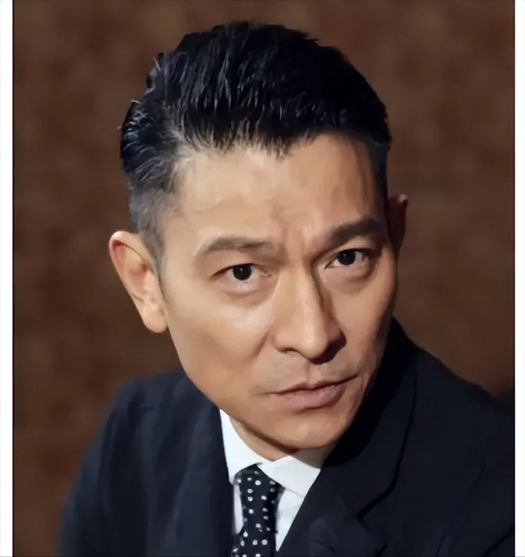 就因为他是明星吗?"  四川崇州,一家以"刘德华"命名的老字号餐馆,在注