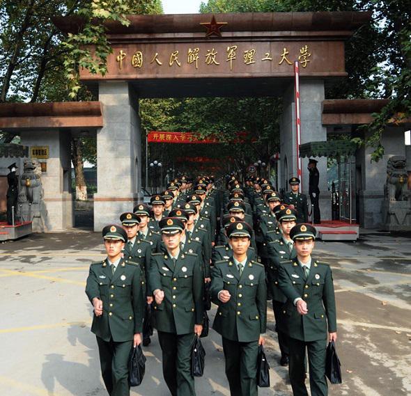 这几天,为了让高三的儿子报军校,我都快疯掉