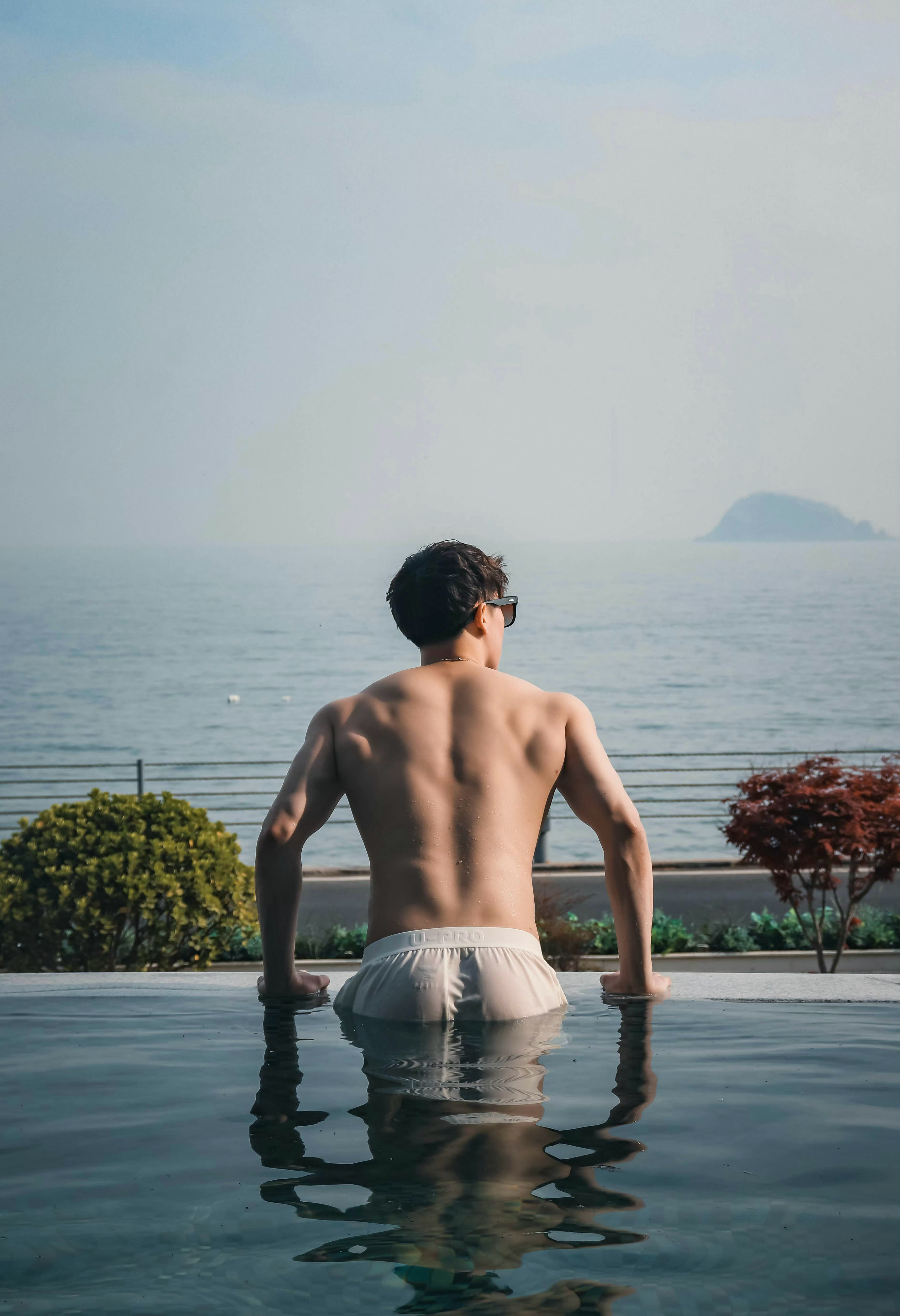 海浪舔过他腹肌,水珠滚落人鱼线