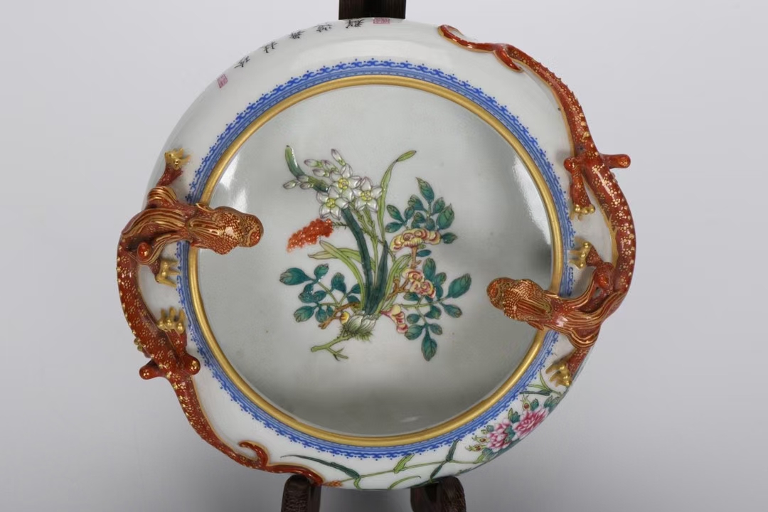 清雍正,珐琅彩蓝料翠边安居乐业双耳赤龙卷口洗,高8厘米,口径10.