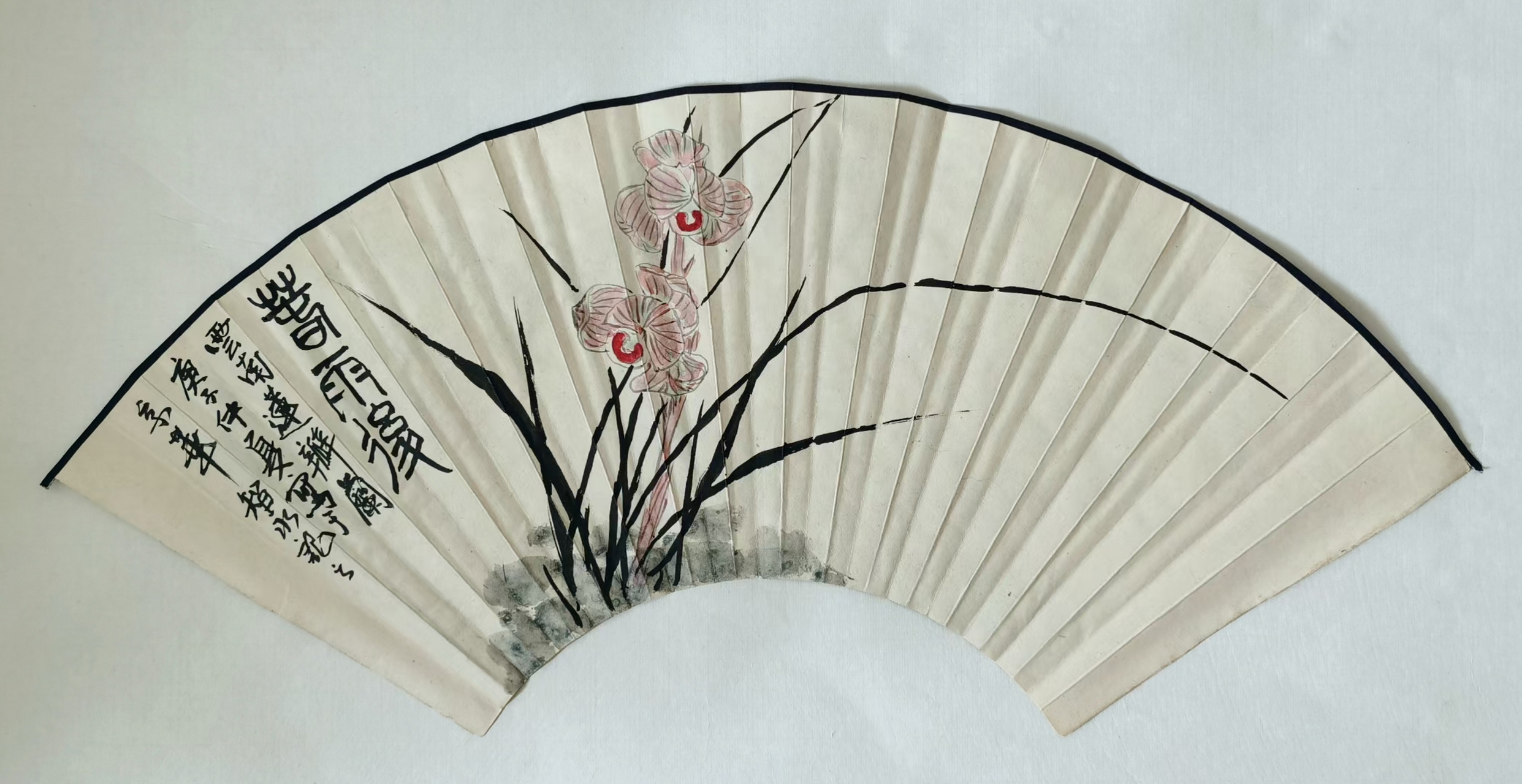 受到画家们的追捧.北京著名画家张智永画的扇面,深沉,秀丽,韵味足