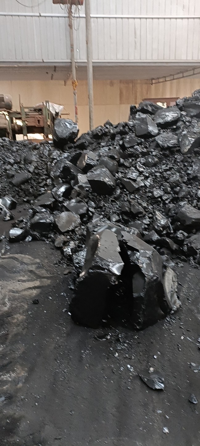 煤焦油沥青,是煤焦油分解出来的一种,它可以做耐火材料,捣打料,电解铝