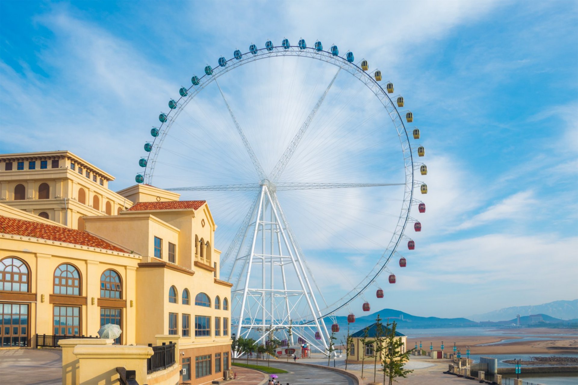 天气热了,青岛即墨海泉湾也人气爆棚.