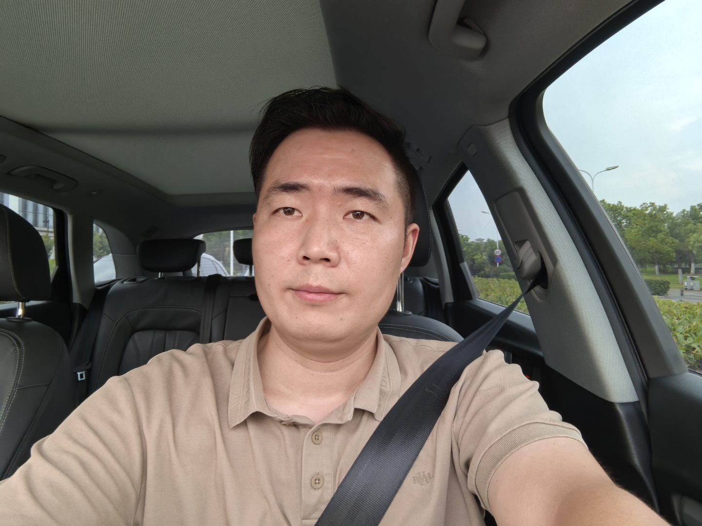 发现没有,一个男人35岁,卡里有100万存款,有一辆40万的车,有2套房子