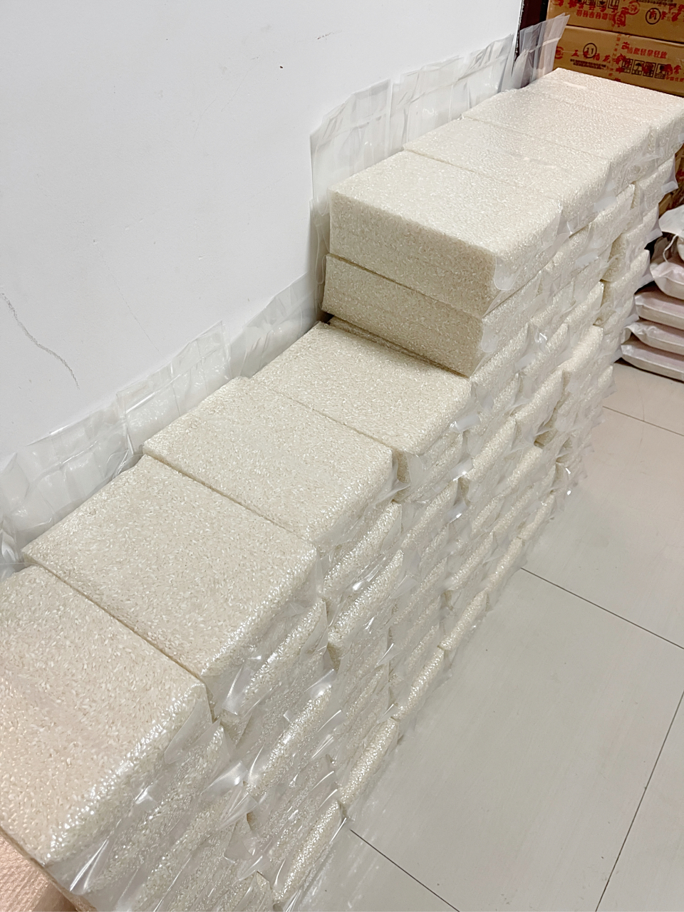 上几天客户买了十斤五常大米,两个五斤米砖包装的!