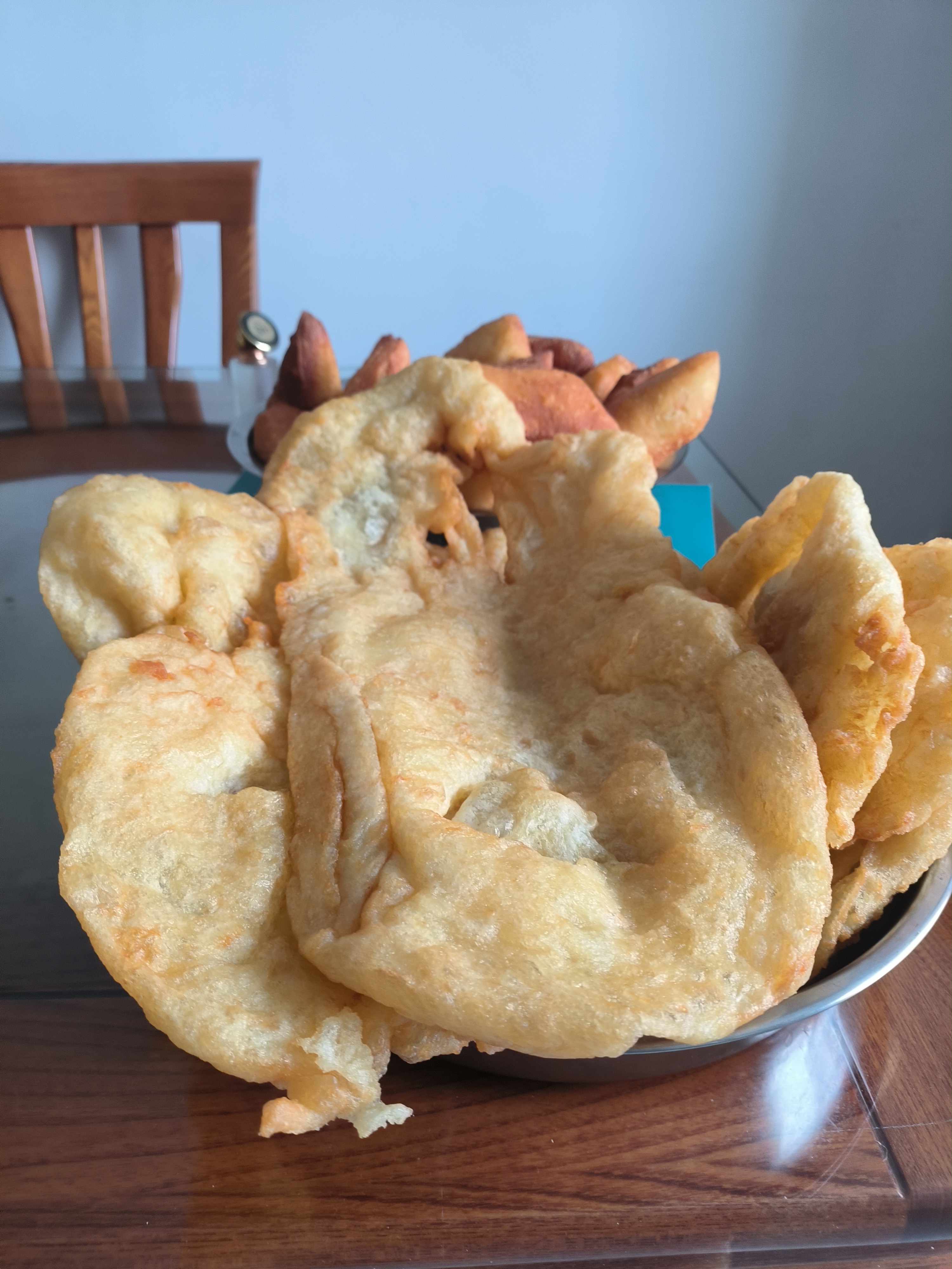 特大的面鱼来了,老家亲戚自己炸的[色]