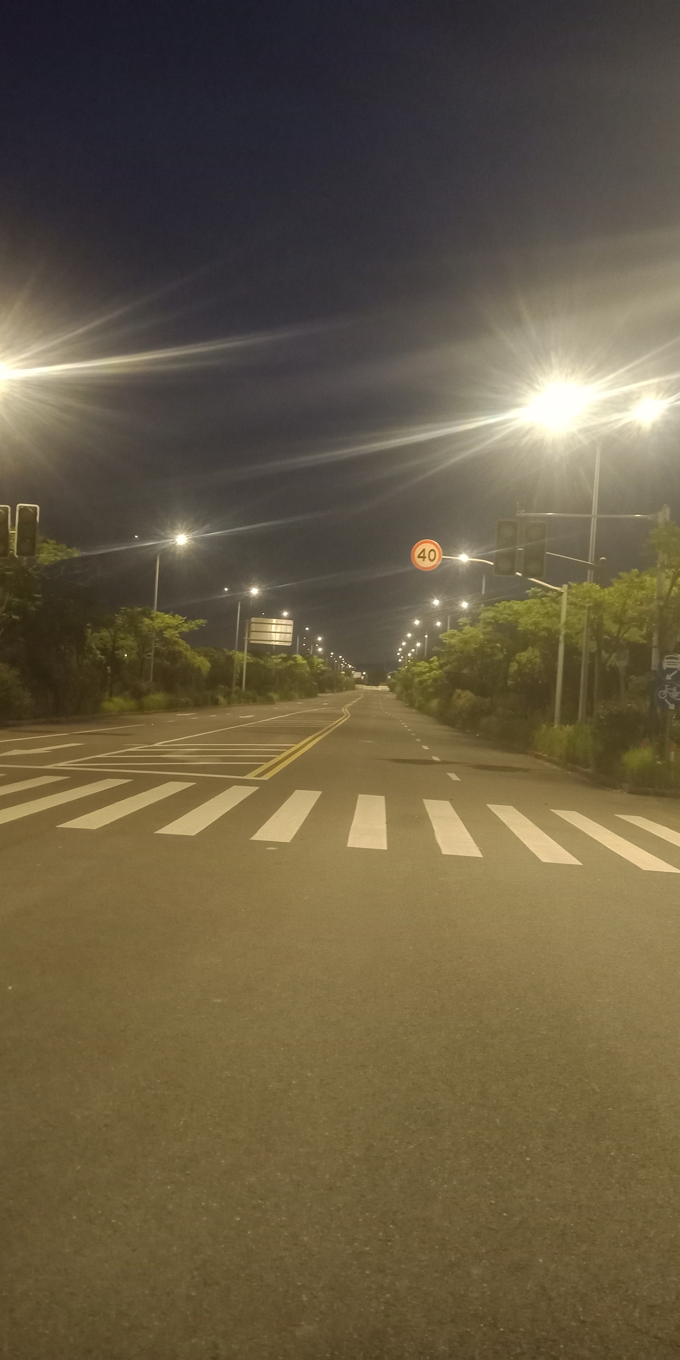 夜晚的城市街道,仿佛一幅静谧的画卷