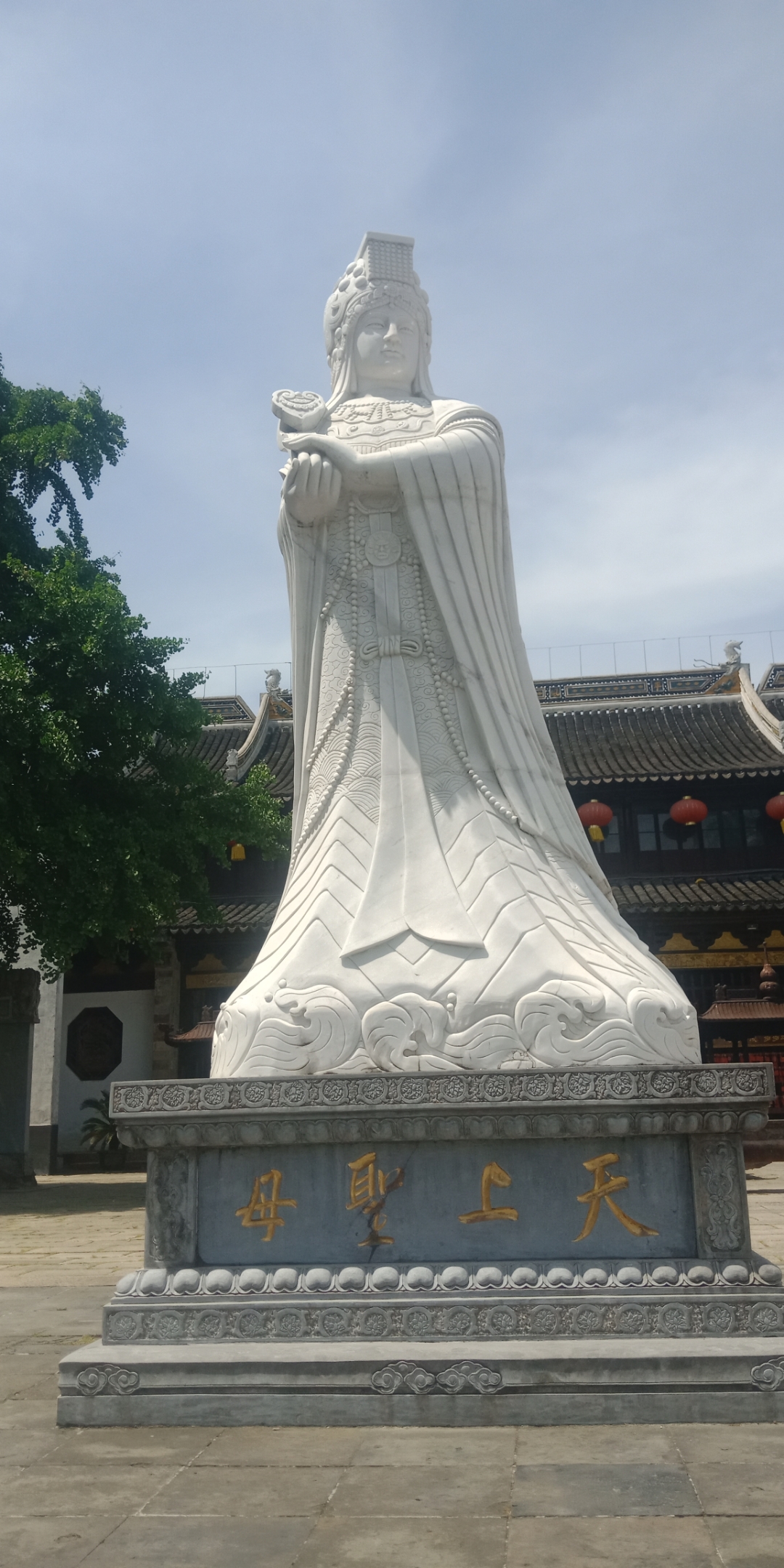 圣母爱:今天来到一个宁静的寺庙,发现了一尊超级美的白色天上圣母雕像