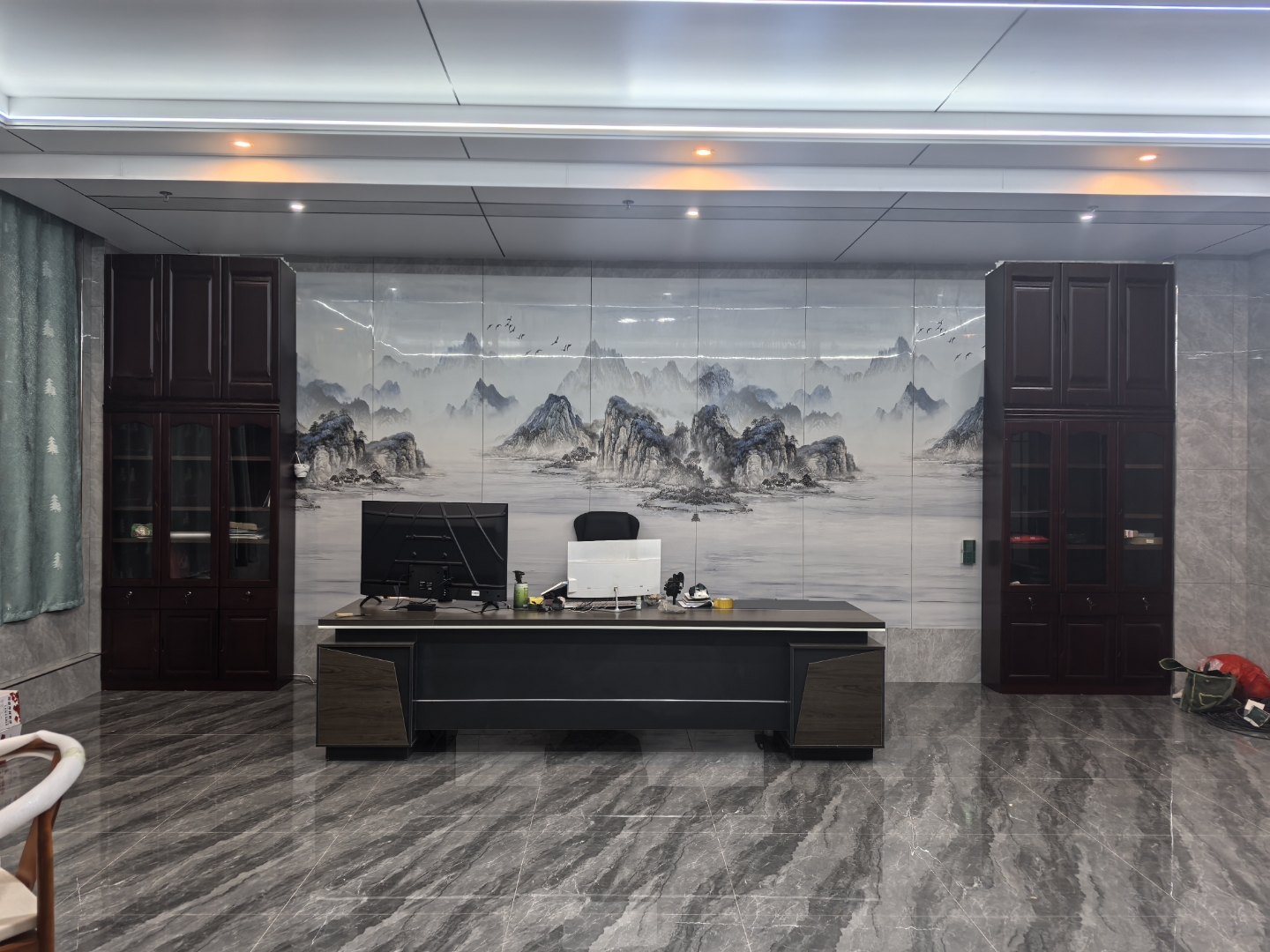 哇,这个办公室的山水画背景墙太有气势了!
