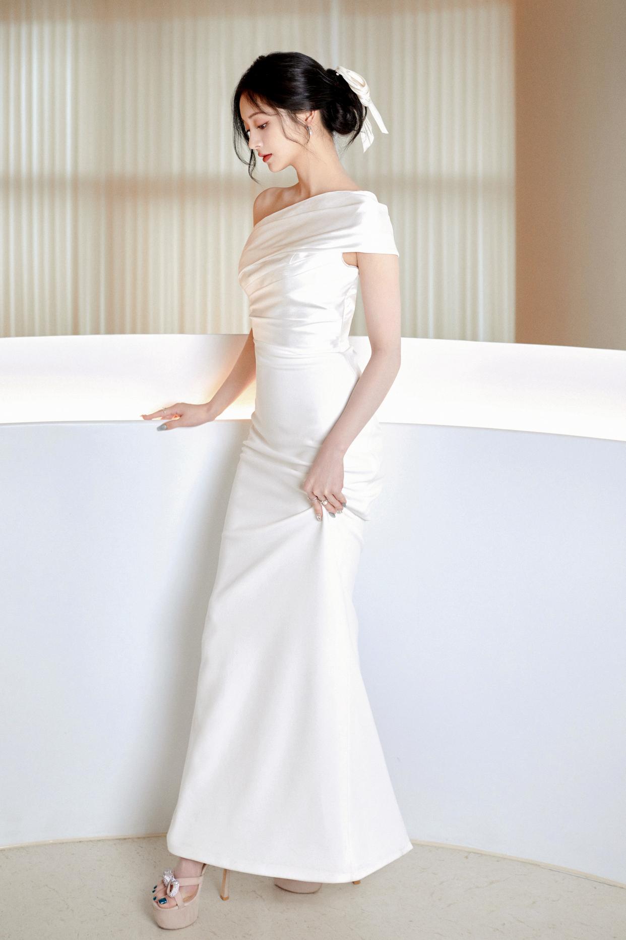 优雅与精致的白衣女子,性感的梦之蓝酒,相互映射 仿佛从画中走出的