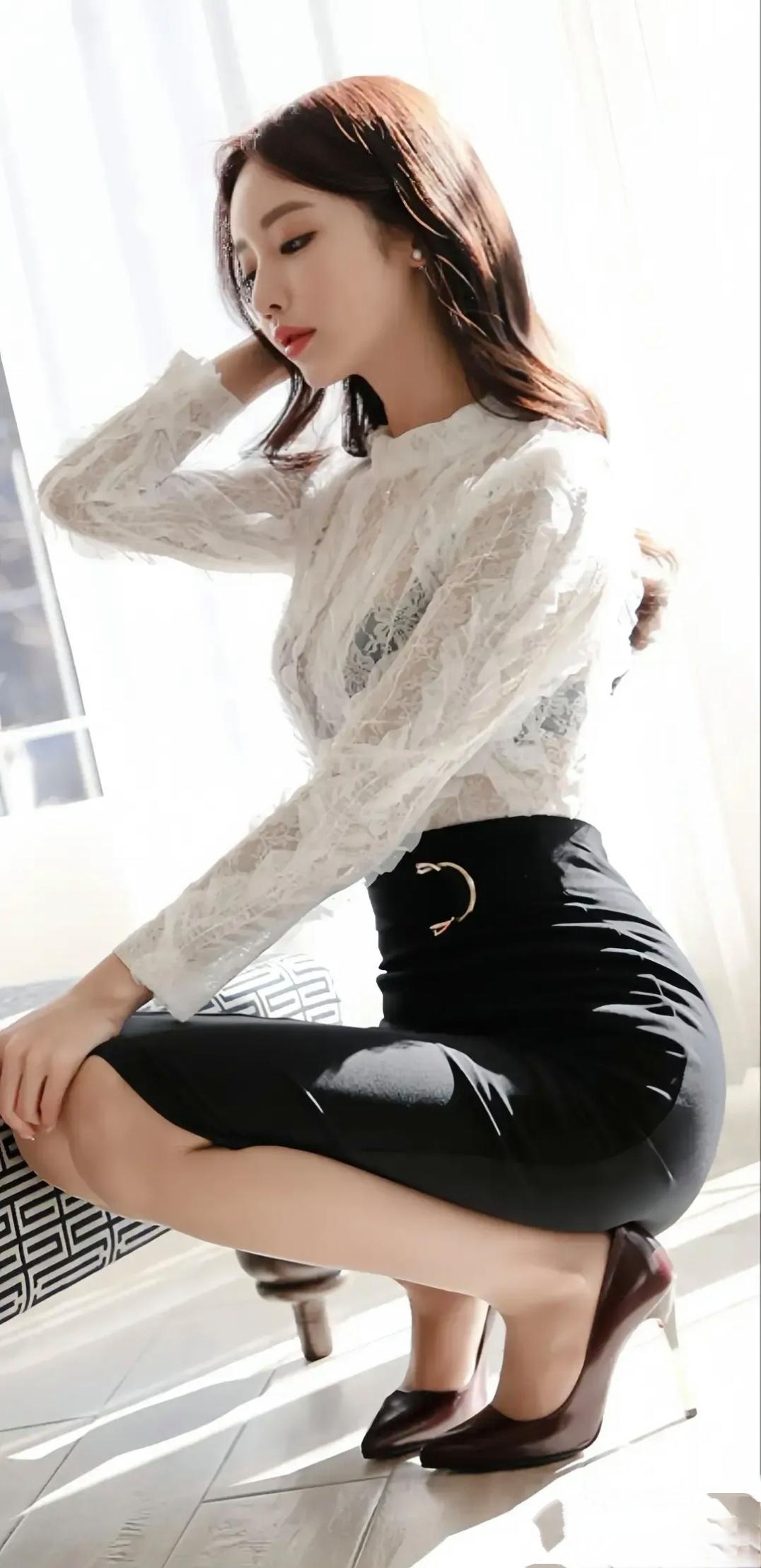 魔鬼身材白色微透蕾丝衬衣秀出迷人魅力