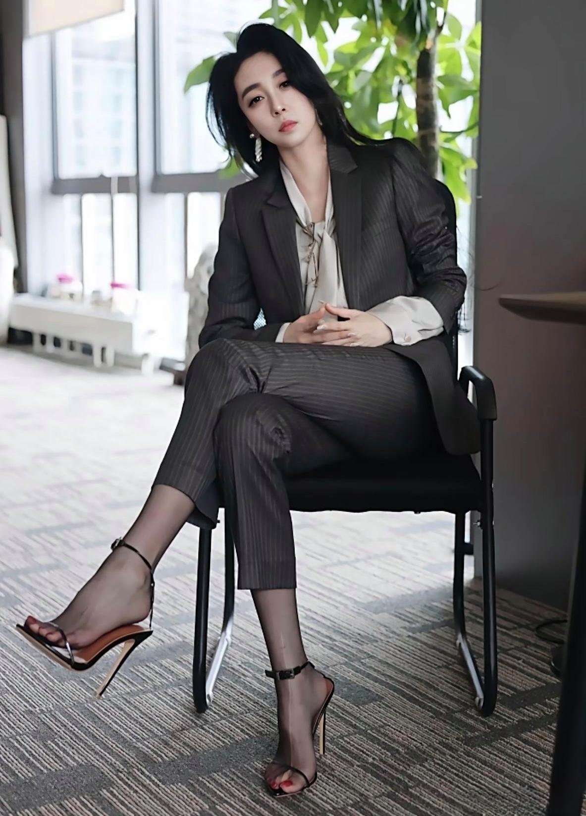 精致职场风,优雅女神范,长腿黑丝袜,坐姿撩人弦外之音,让人遐想连篇.