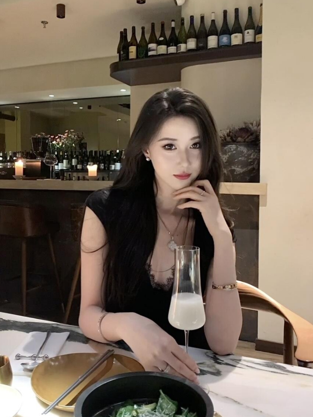 她的气质高雅脱俗,举止优雅,仿佛是一位高贵公主,令人敬仰,如果能娶到