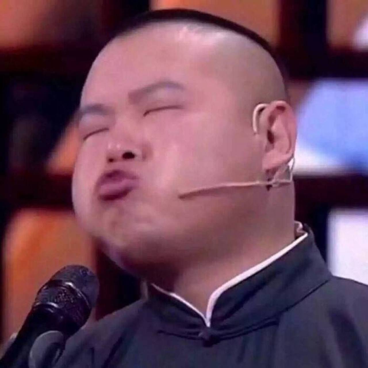 来,交换小岳岳表情包,拿出你们的私货[滑稽]