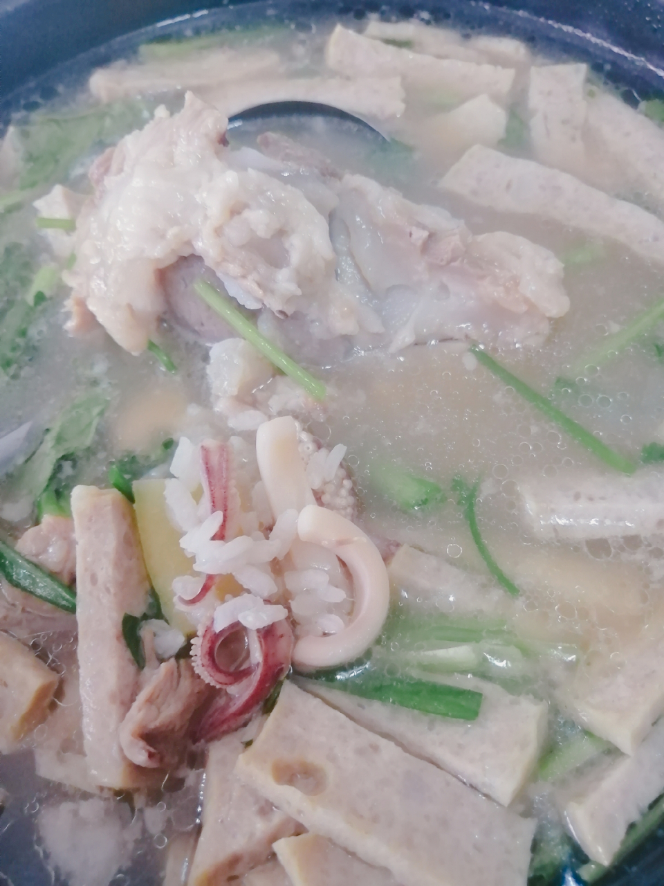 今晚的晚餐是鱿鱼扇骨瘦肉粥,扇骨先熬半个小时,再下珍珠米一起煮二十