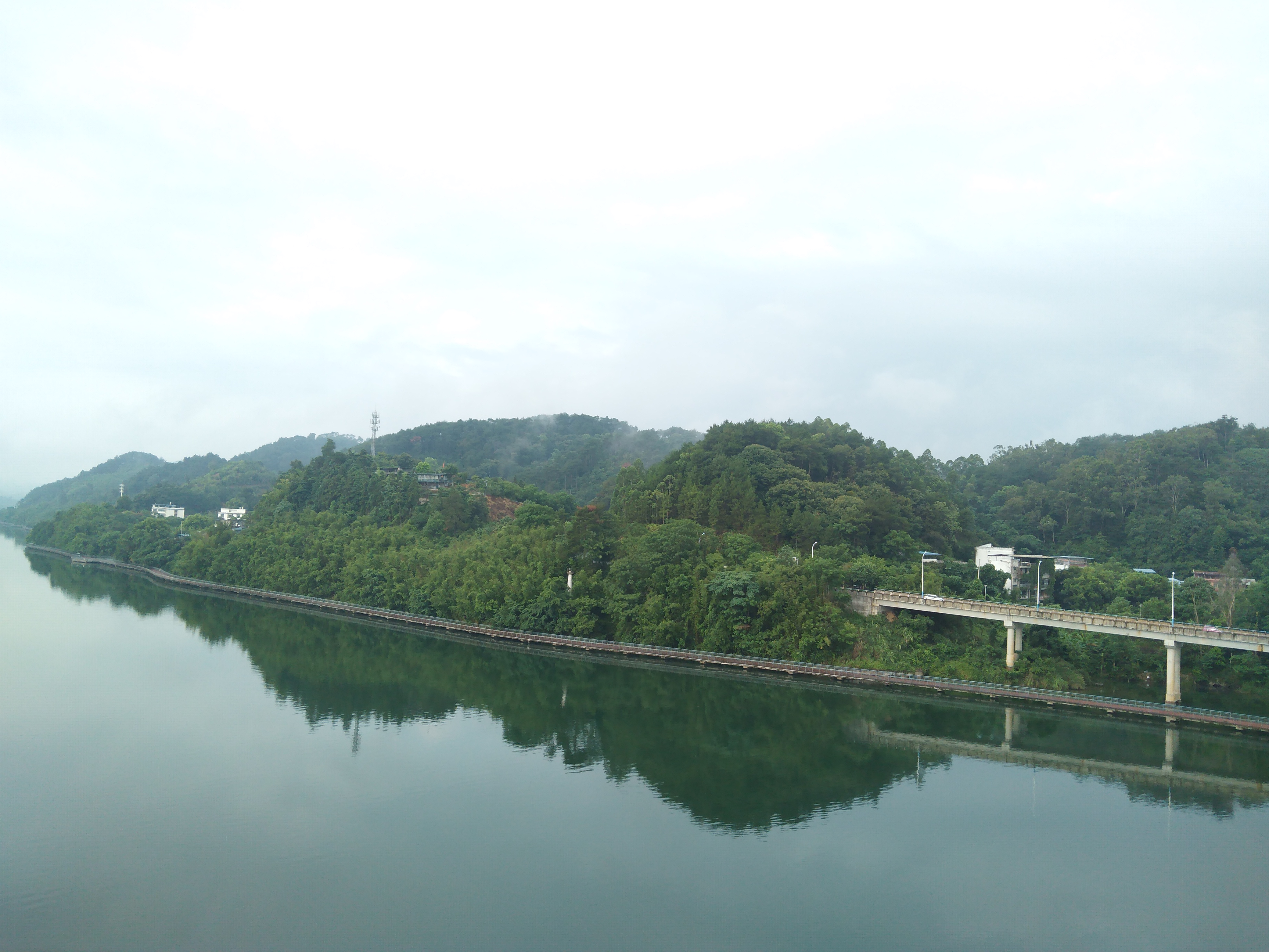 广西柳州市官塘大桥下的柳江河,水质常年清澈,附近的国家级三门江森林