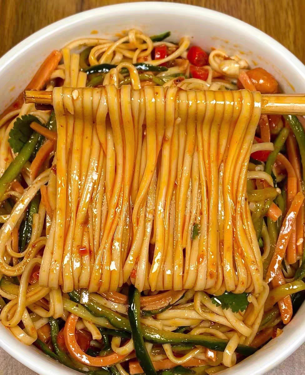 我买东西,送了一小罐重庆小面辣酱,我吃着还挺顺口.