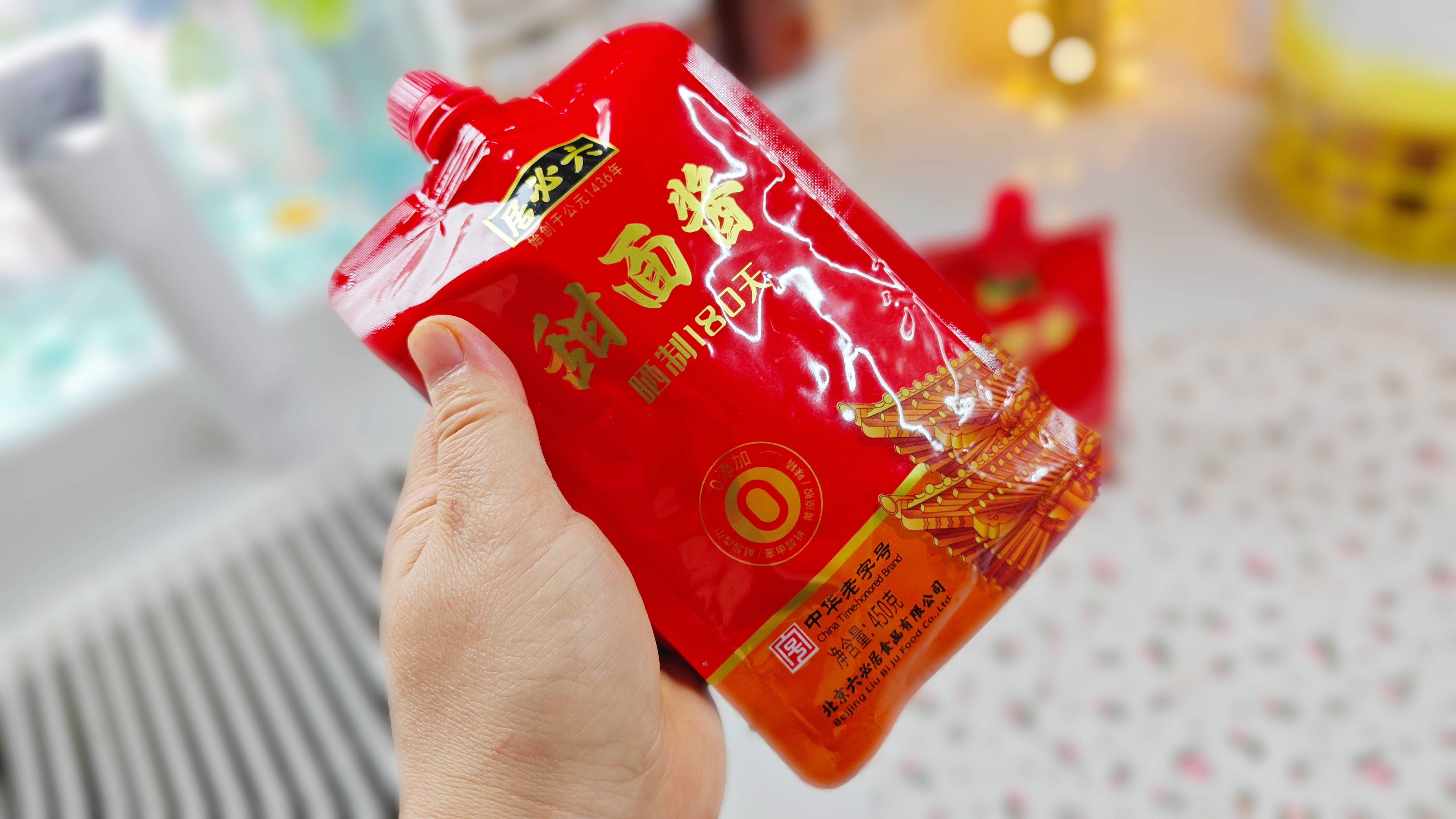 六必居甜面酱,是最适合做京酱肉丝的酱,甜咸稀稠不用再调和了,可以