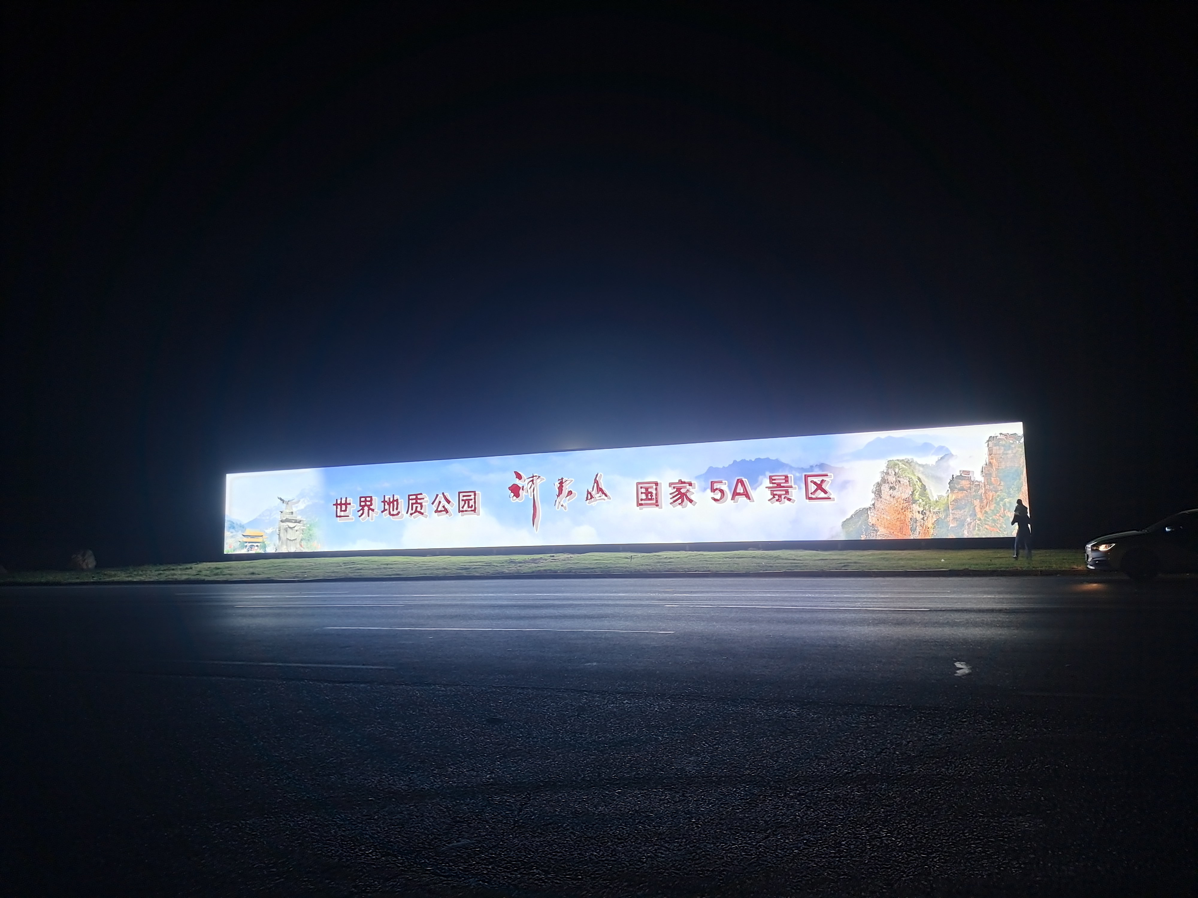 它以蓝白为主色调,简洁又不失高雅,仿佛夜空中的一颗星星,静静地