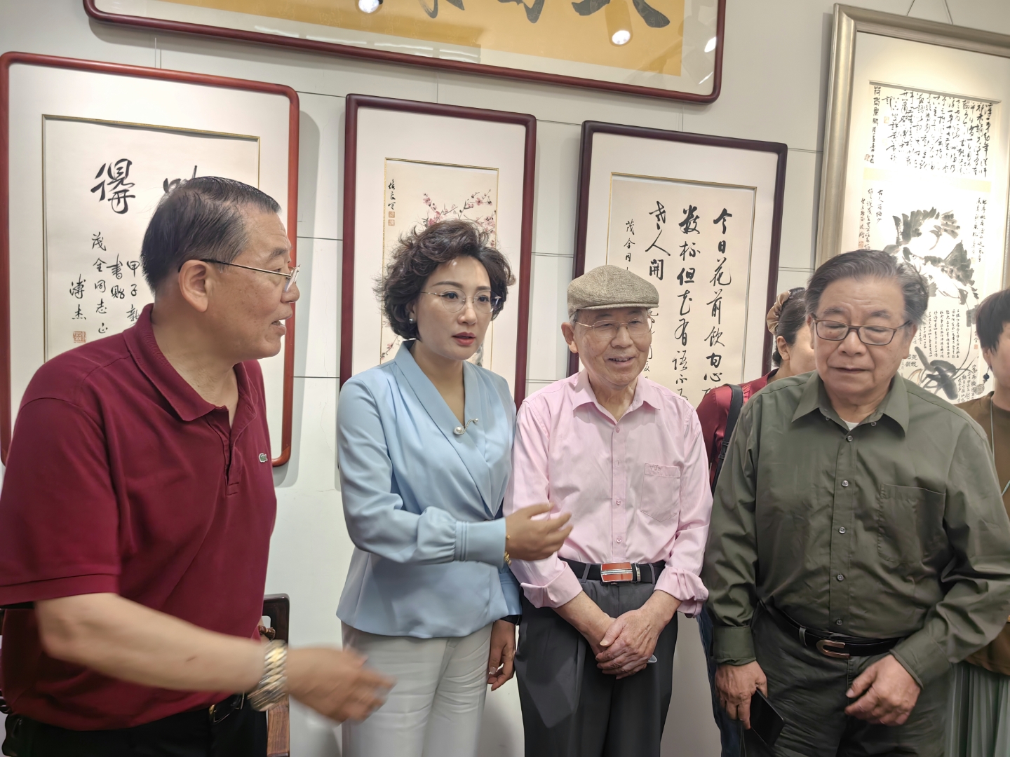 在琉璃厂宏宝堂偶遇气质美女中国扇子协会会长刘滨,她正