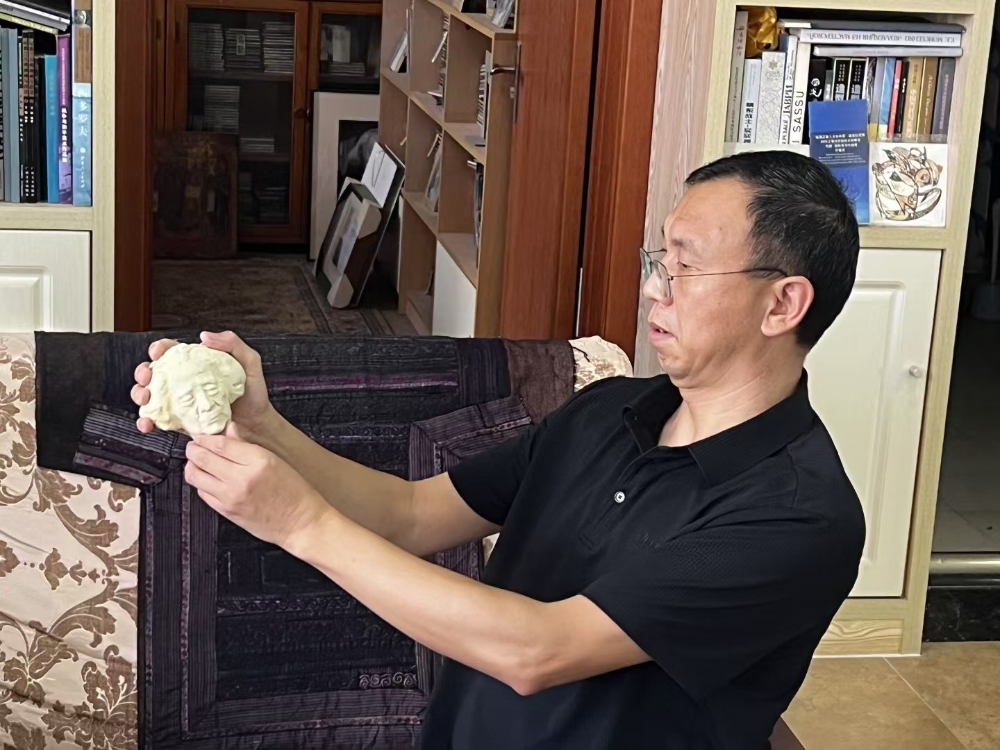 军品大王:鲁美毕业的著名青年雕塑家王世刚要给军品大王的好朋友王仲