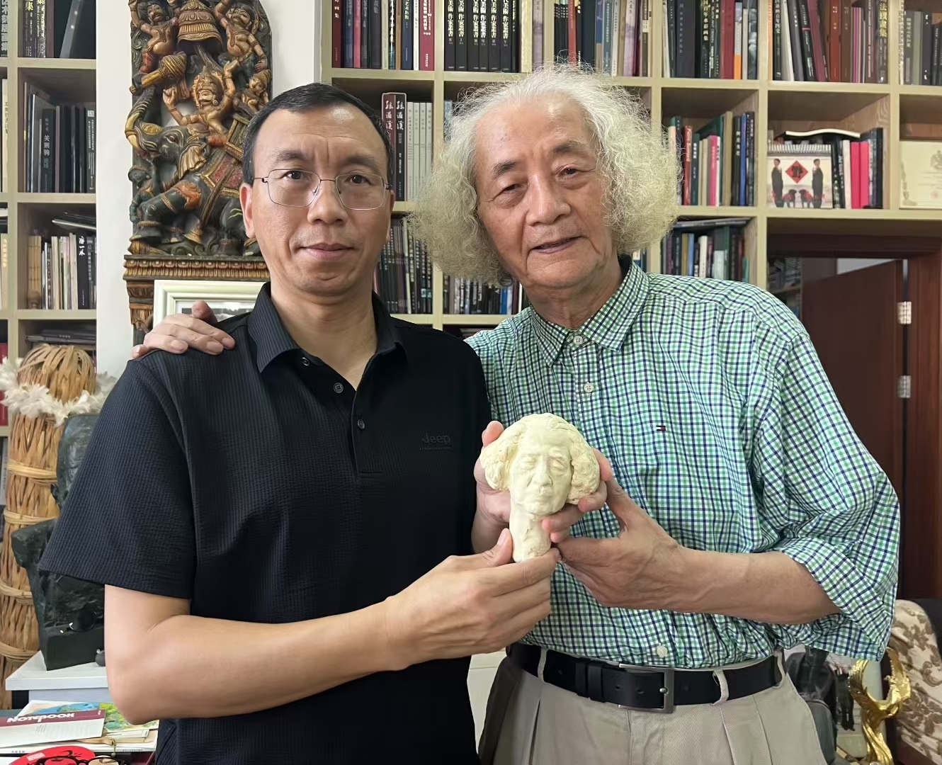 军品大王:鲁美毕业的著名青年雕塑家王世刚要给军品大王的好朋友王仲