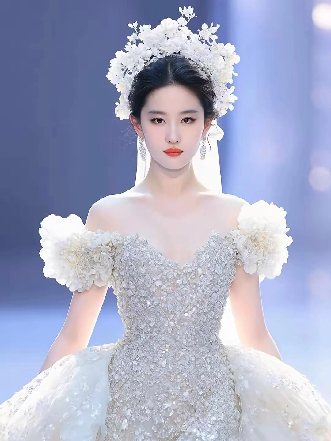 刘亦菲婚纱造型爆火网络 这两天网上全是刘亦菲穿婚纱的消息,大家都在