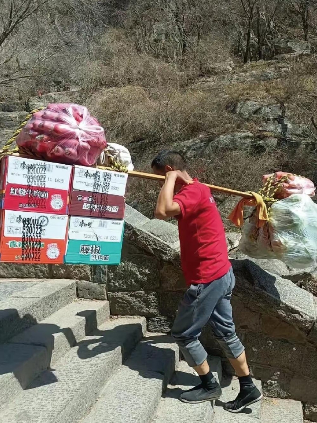 就像张爱玲所说,一觉醒来,身边尽是依靠你的人,而没有你可依靠的人