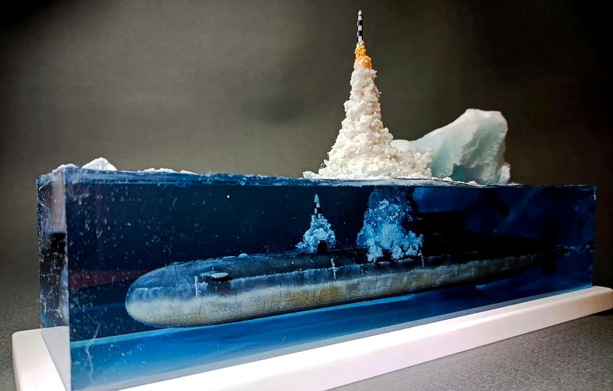 军模欣赏:潜艇场景作品,在水下与冰面发射导弹的台风级核潜艇,愿这这
