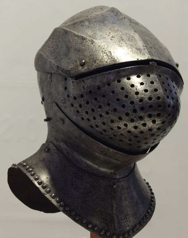 法国巴黎荣军院军事博物馆收藏的一件铁制闭合盔,面罩突出而布满了