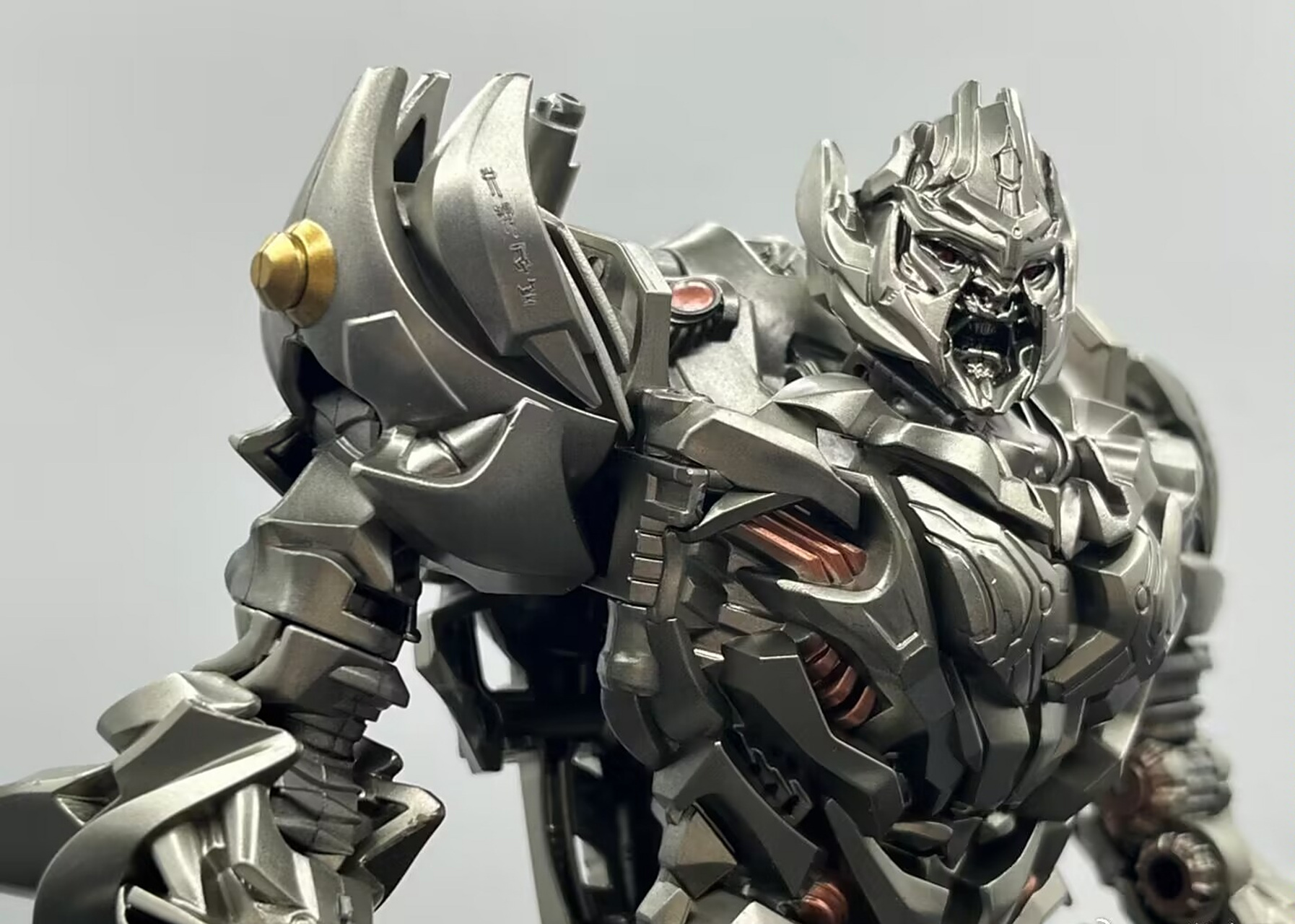 模型欣赏:百微变形 变形金刚2 v级 坦克威震天实物展示,目前没有看出