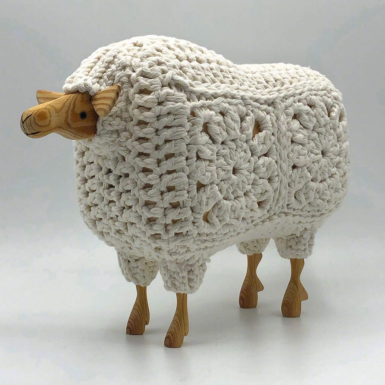 艺术家 hugo horita动物雕塑作品,风格有点抽象,利用了生活中常见的