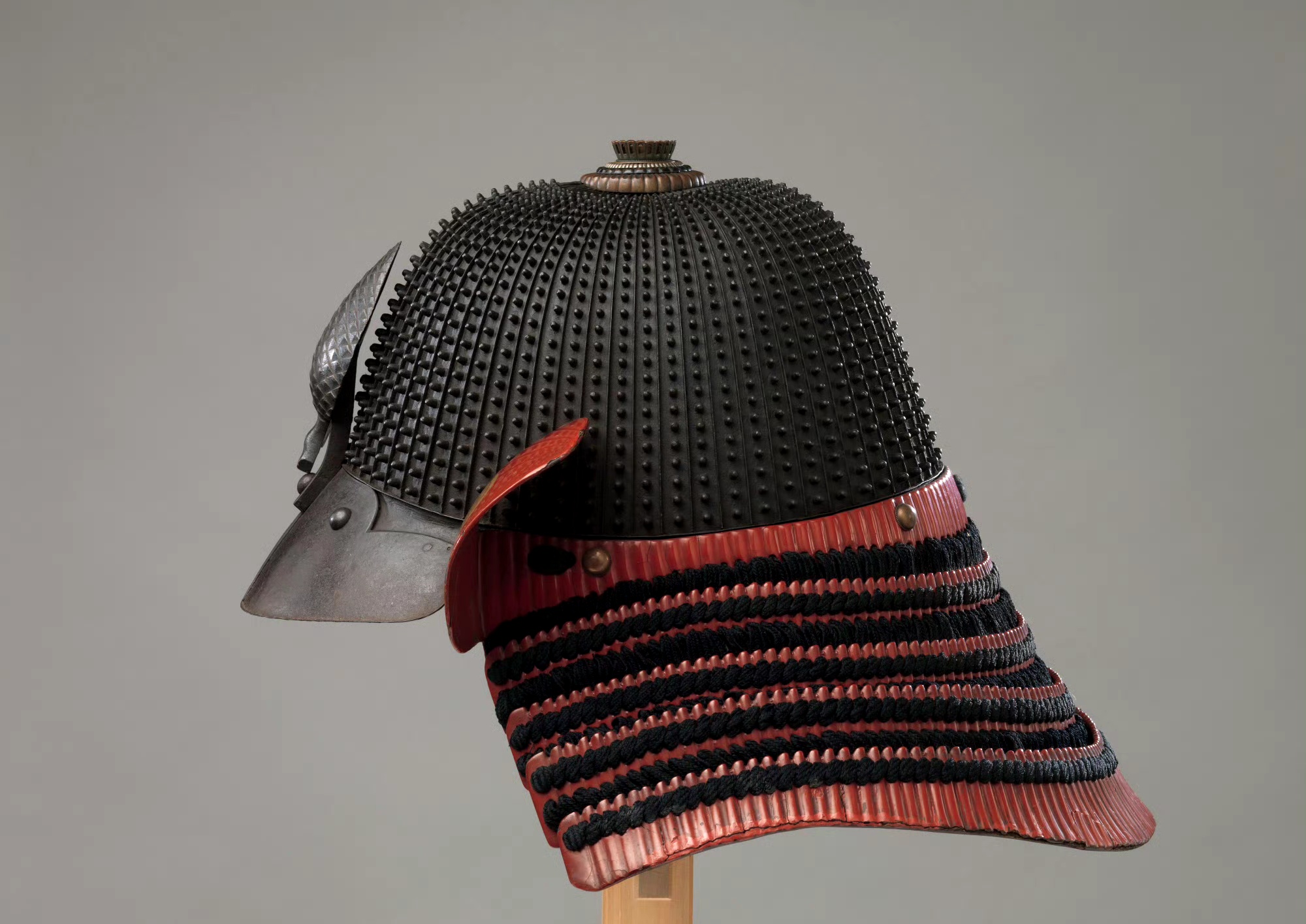 美国纽约大都会博物馆收藏的头盔