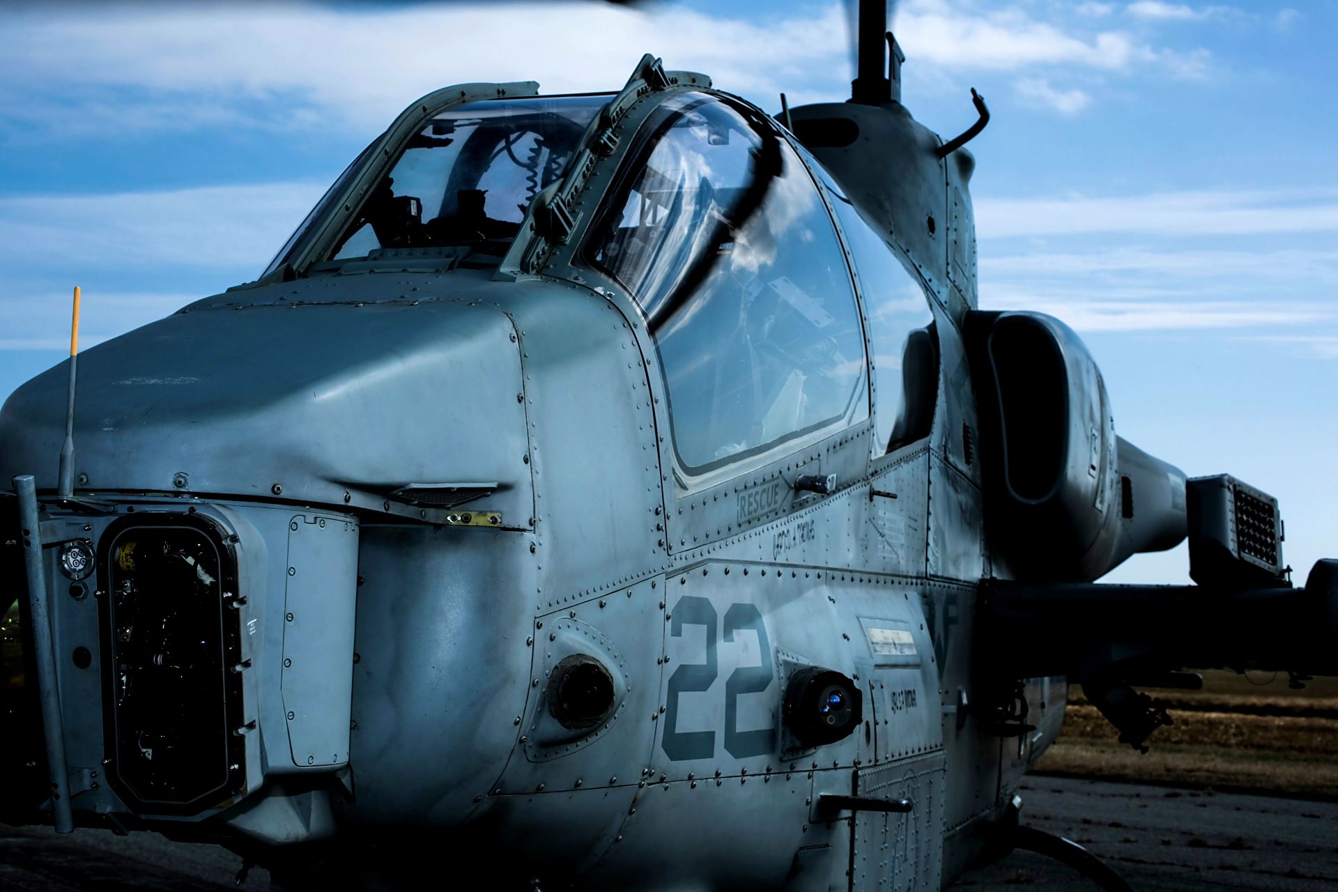 战机欣赏:美国海军陆战队 贝尔 ah-1w/z 超级眼镜蛇武装直升机.