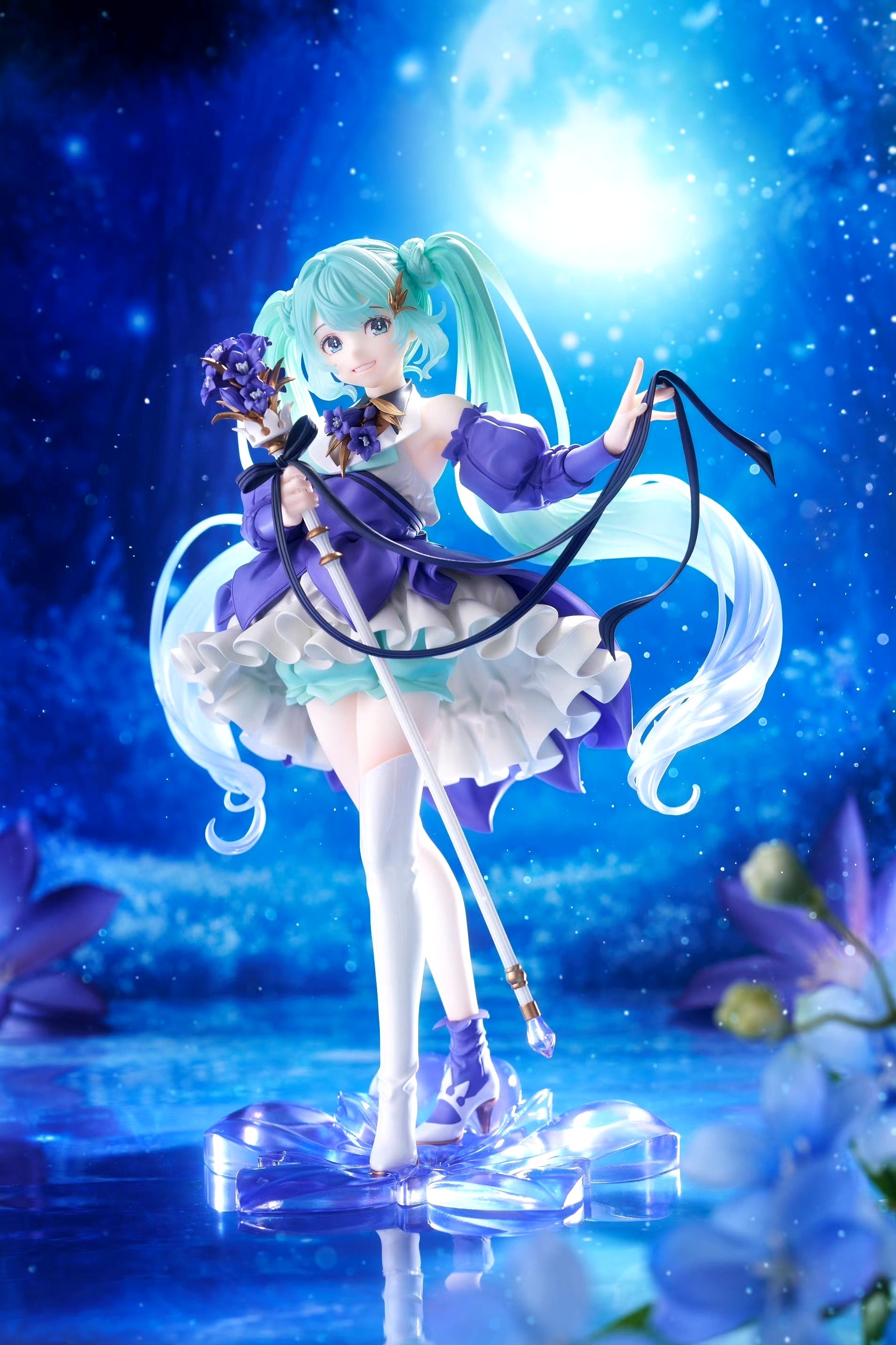手办中的初音未来身穿精美的服装,服装上带有花朵元素,展现出独特的